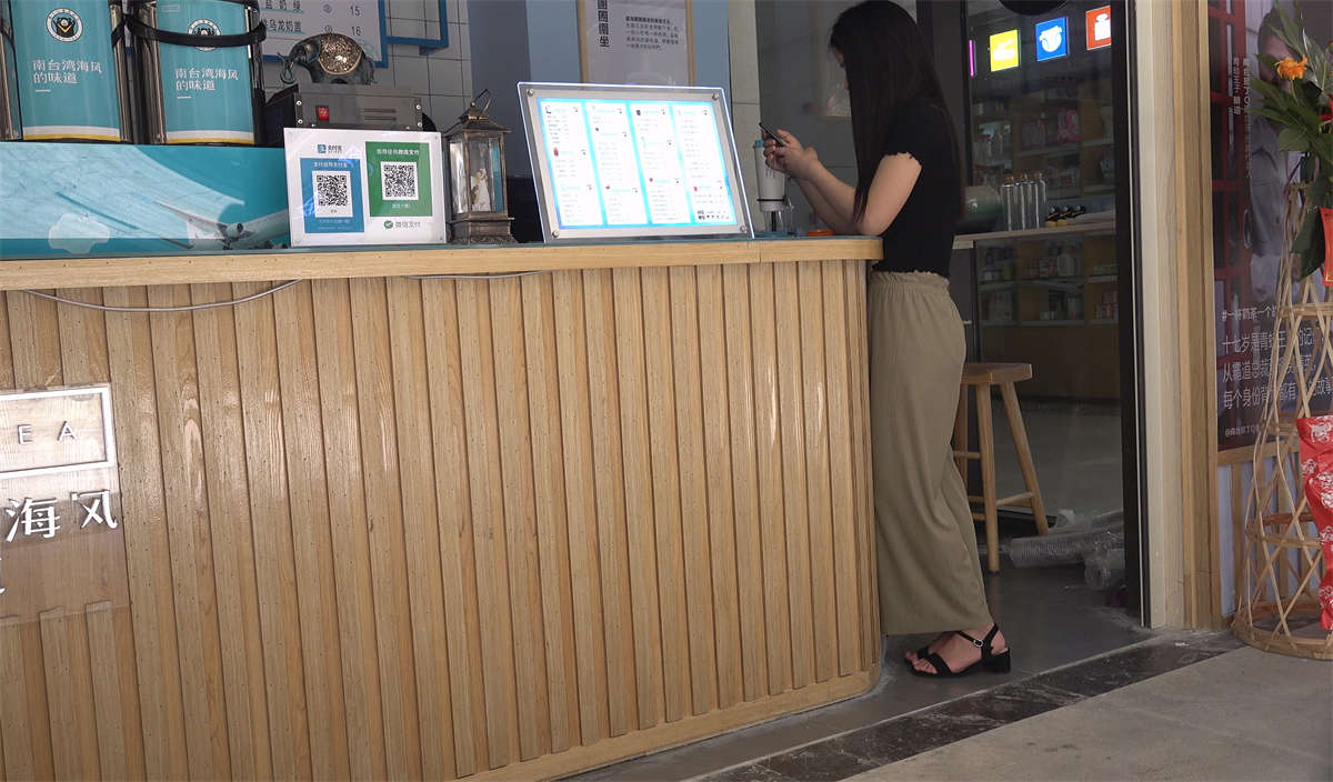 白嫩美足美女-日更街拍