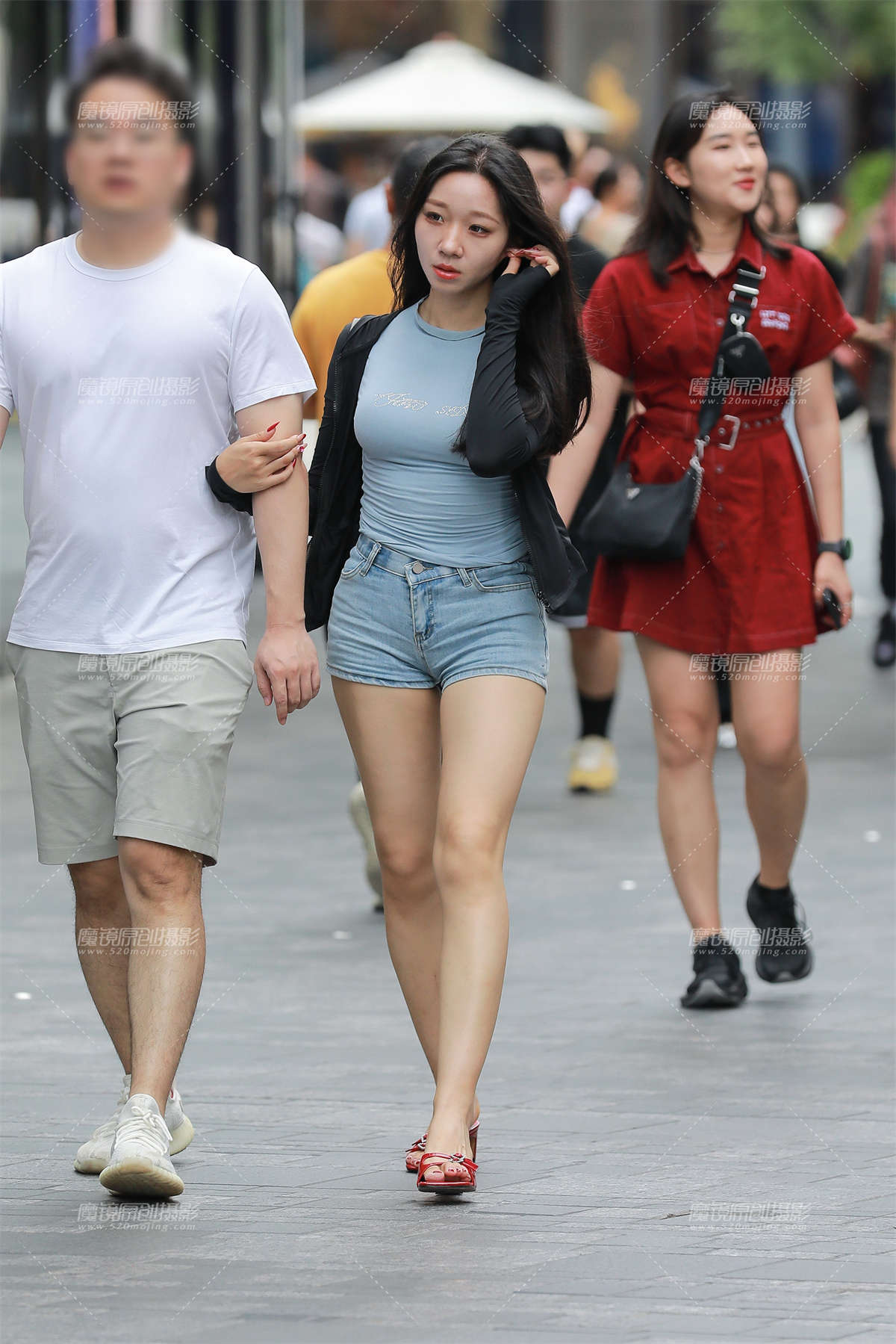 蓝色牛仔热裤女友-日更街拍