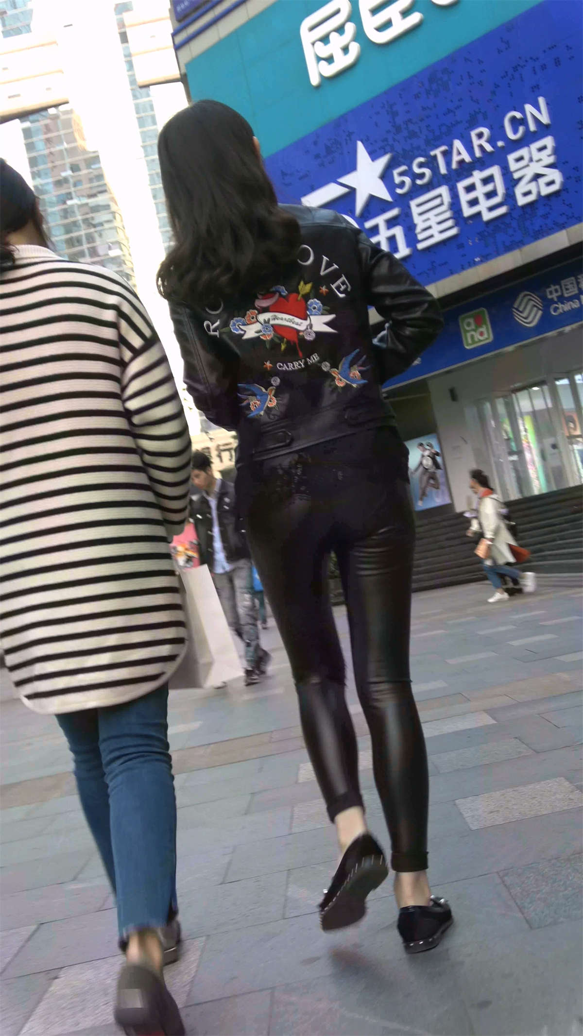 逛商场的紧身皮裤街拍美女-日更街拍