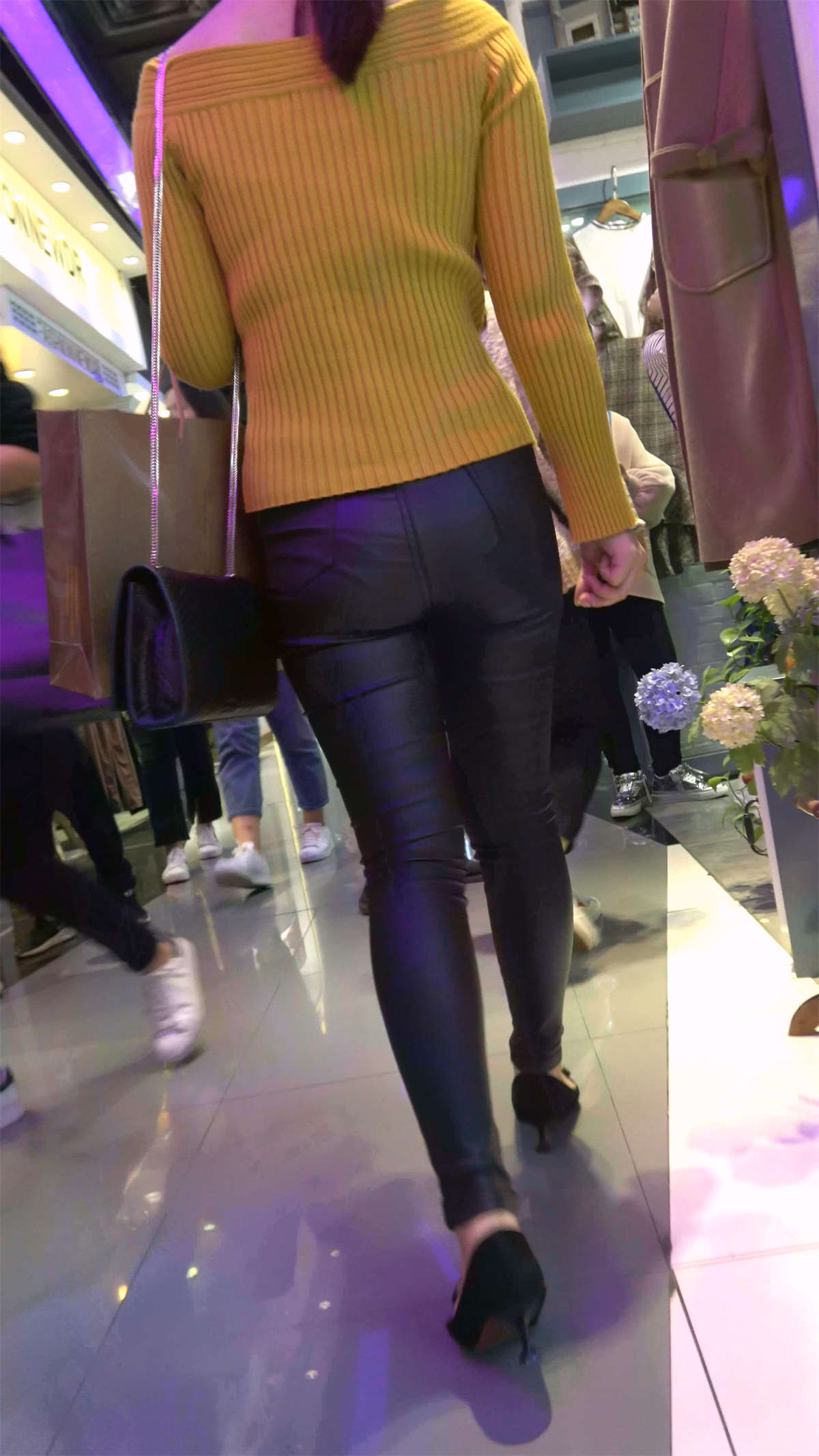 图片[2]-逛商场的紧身皮裤街拍美女-日更街拍
