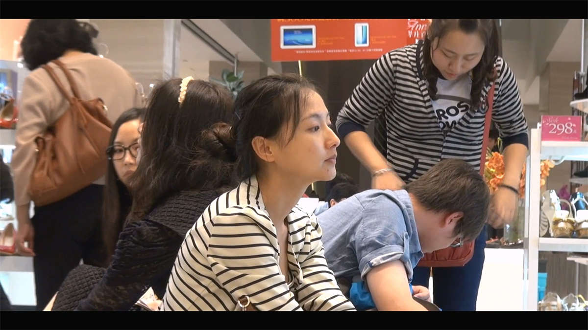 图片[2]-小美女的长肉丝，几乎玩遍试鞋所有的花样-日更街拍