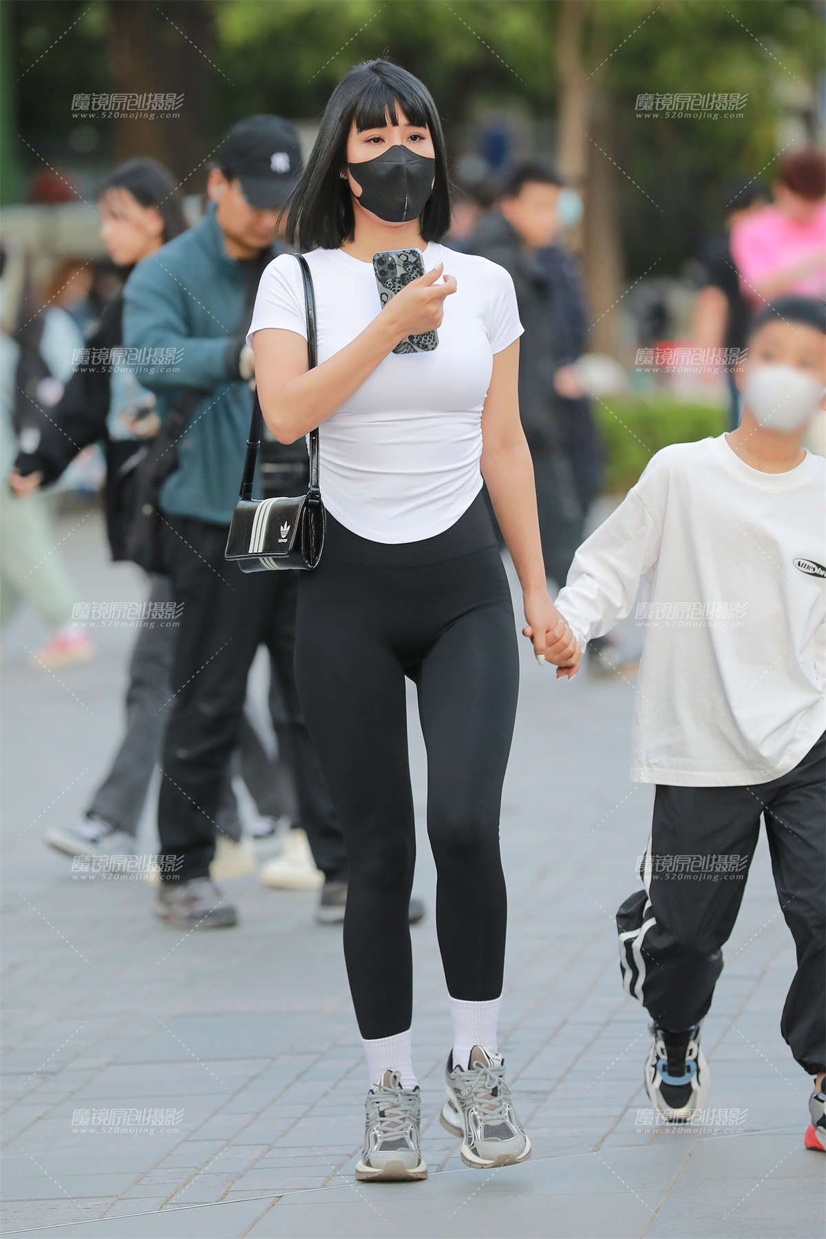 图片[2]-【玻璃街拍】漂亮的瑜伽裤辣妈-日更街拍