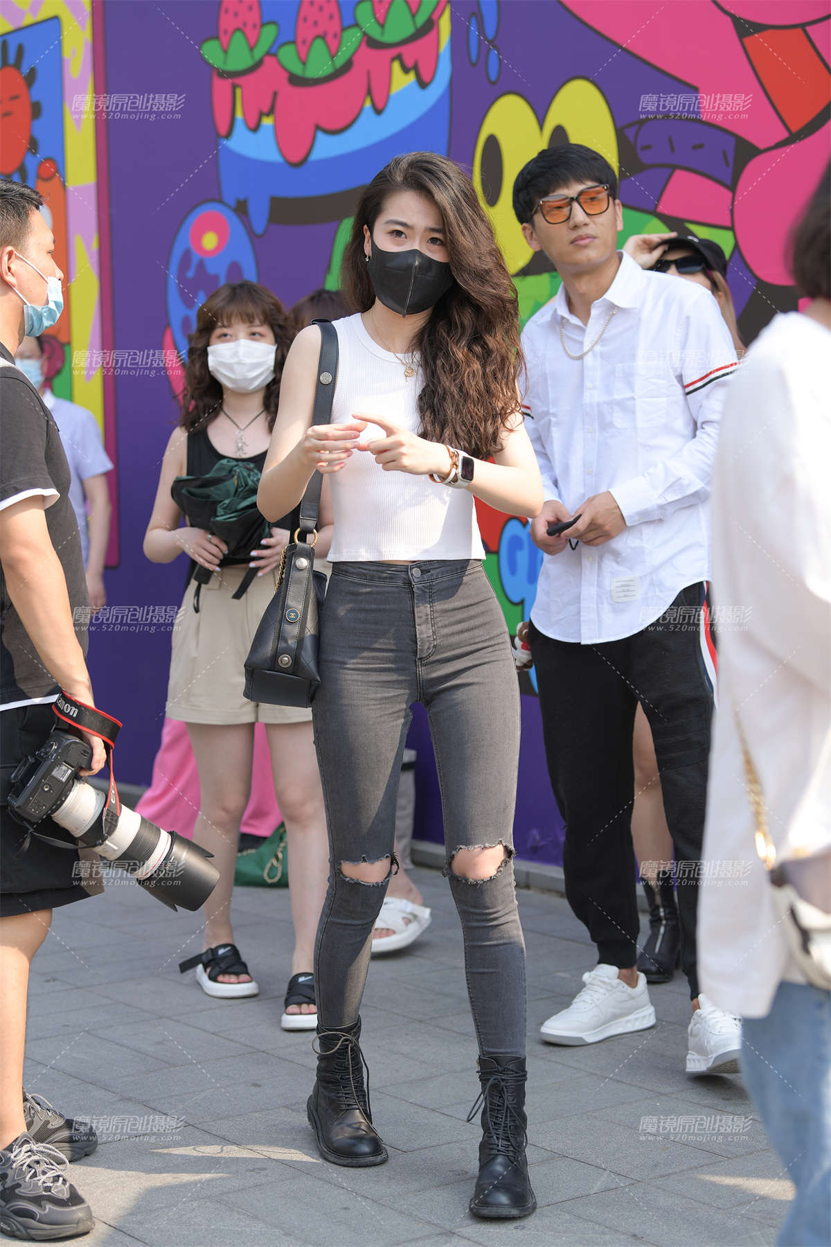 深灰紧牛美女-日更街拍