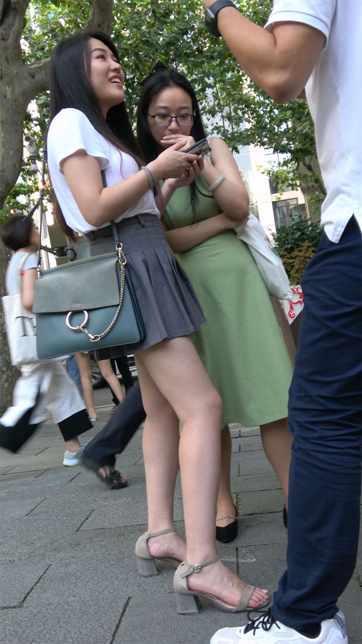 图片[2]-漂亮的气质长腿美女-日更街拍