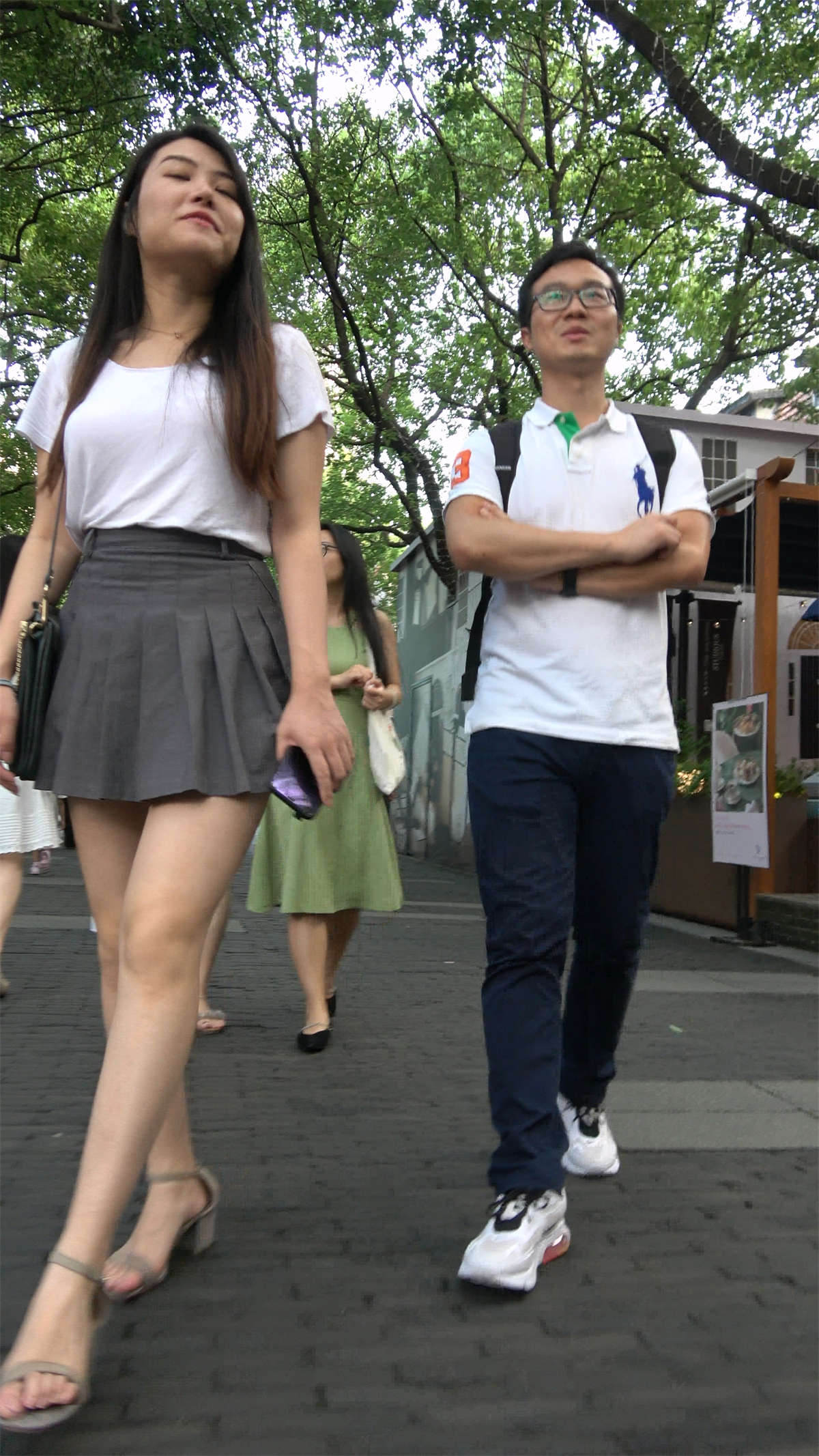 漂亮的气质长腿美女-日更街拍