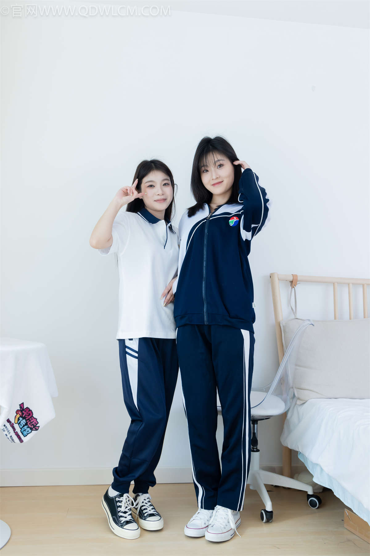 物恋传媒 NO.2322 闪闪&青柠-帆布鞋、白棉袜、青柠薄肉丝（脚尖透明款、裤里丝）、闪闪薄白丝（脚尖加固款、裤里丝）、脚对脚斗脚剧情-日更街拍