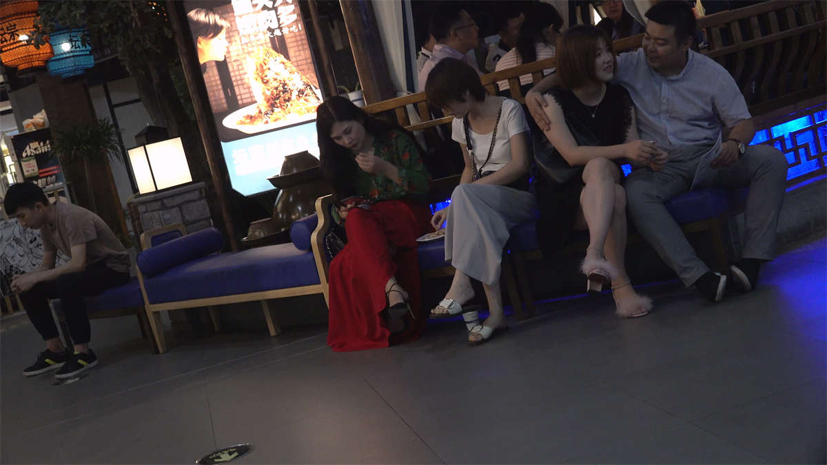斯文的短发漂亮美女-日更街拍