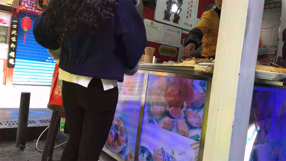 图片[2]-买鸡排的美女，PP好圆-日更街拍