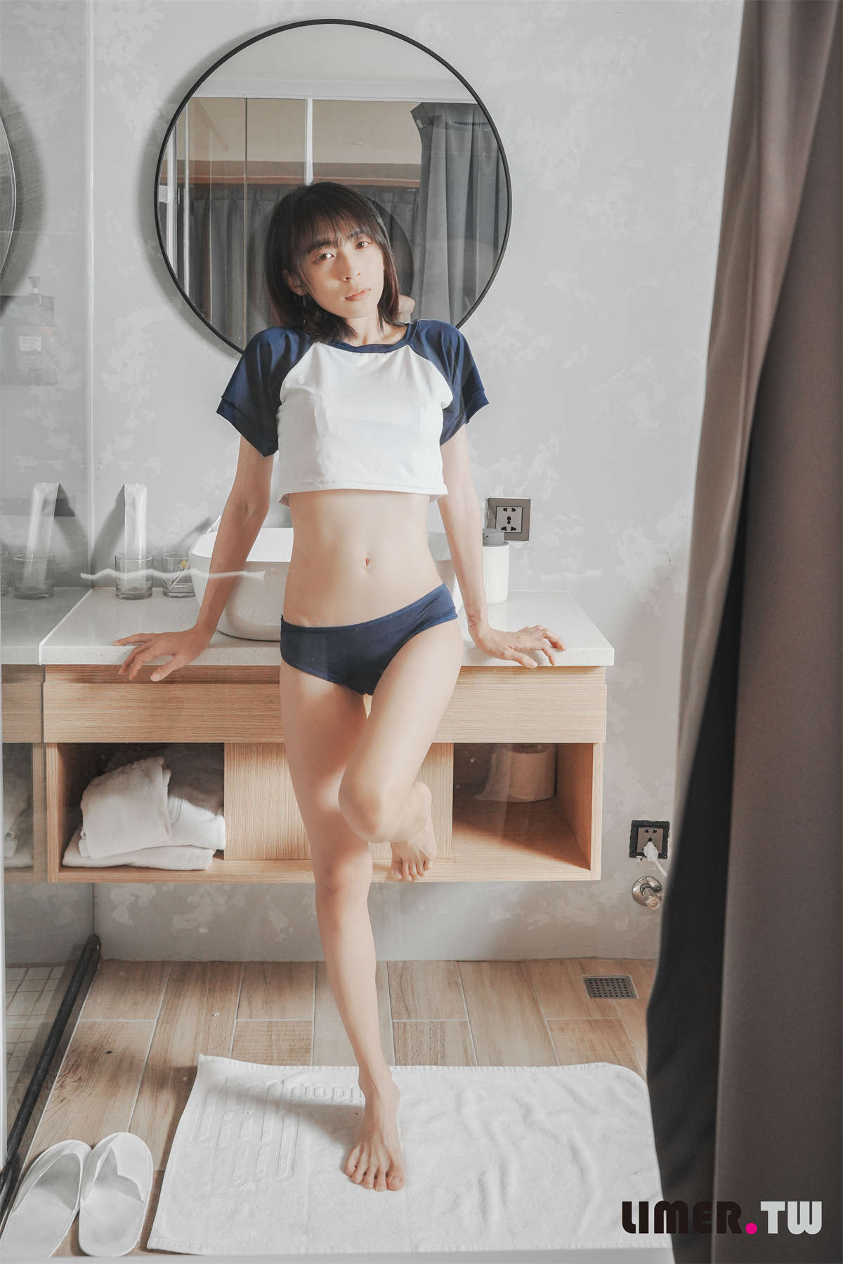 Limerence原创 No.20 子子 体操服 死库水脚底纹路-日更街拍