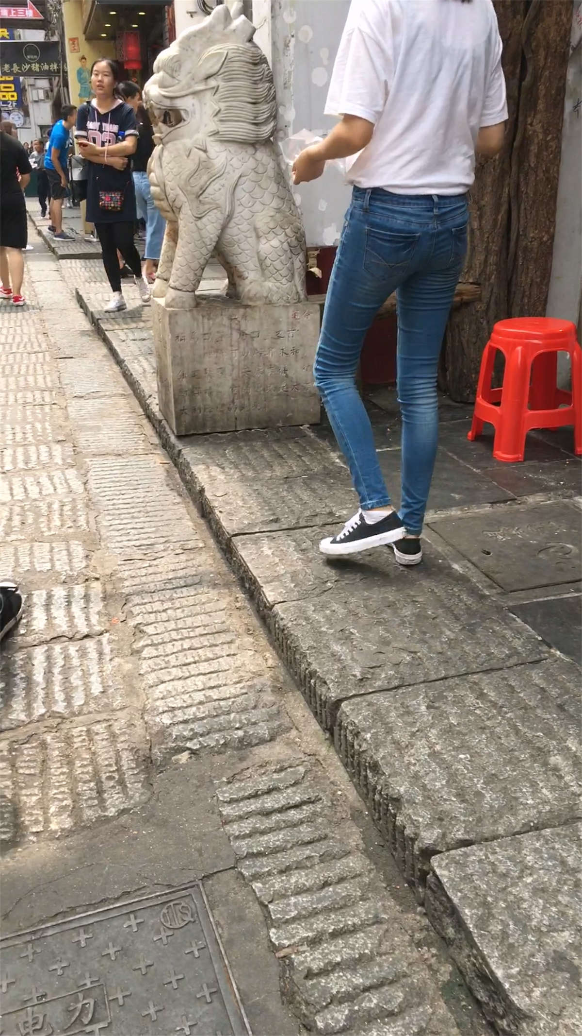 图片[2]-紧身牛仔裤妹子-日更街拍