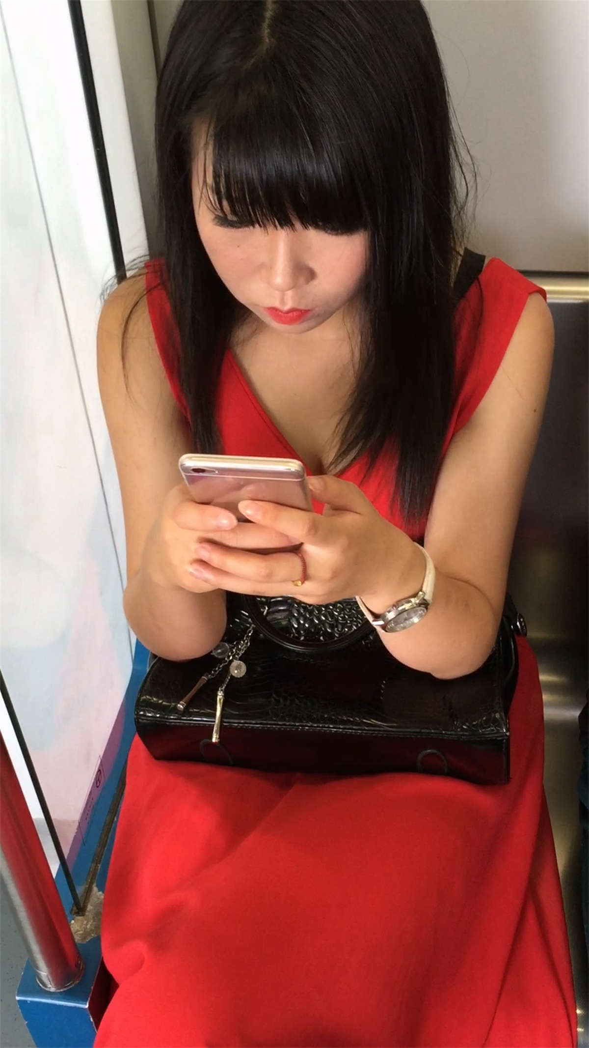 漂亮红衣高跟MM，事业线诱惑-日更街拍