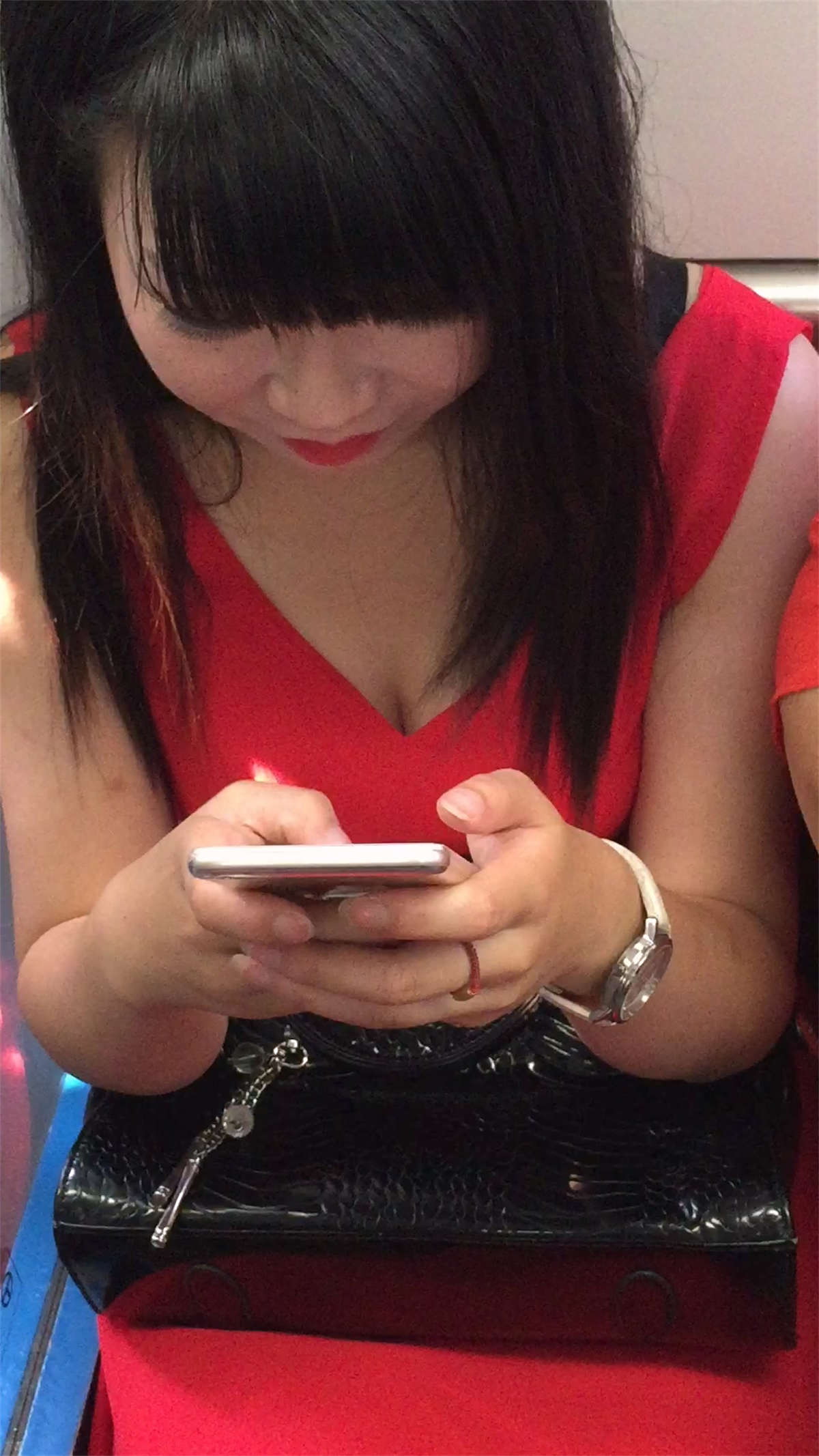 图片[2]-漂亮红衣高跟MM，事业线诱惑-日更街拍