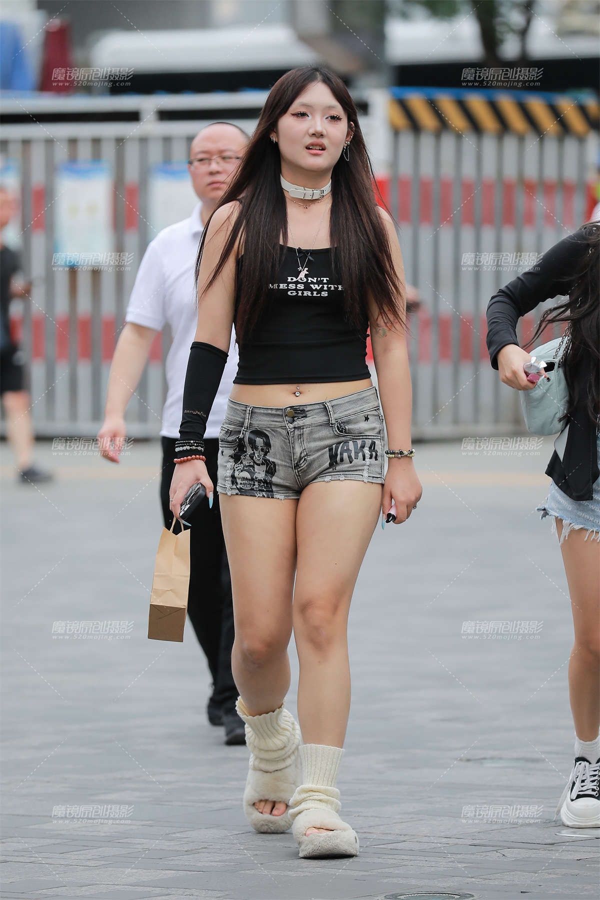 丰韵牛仔热裤美女-日更街拍