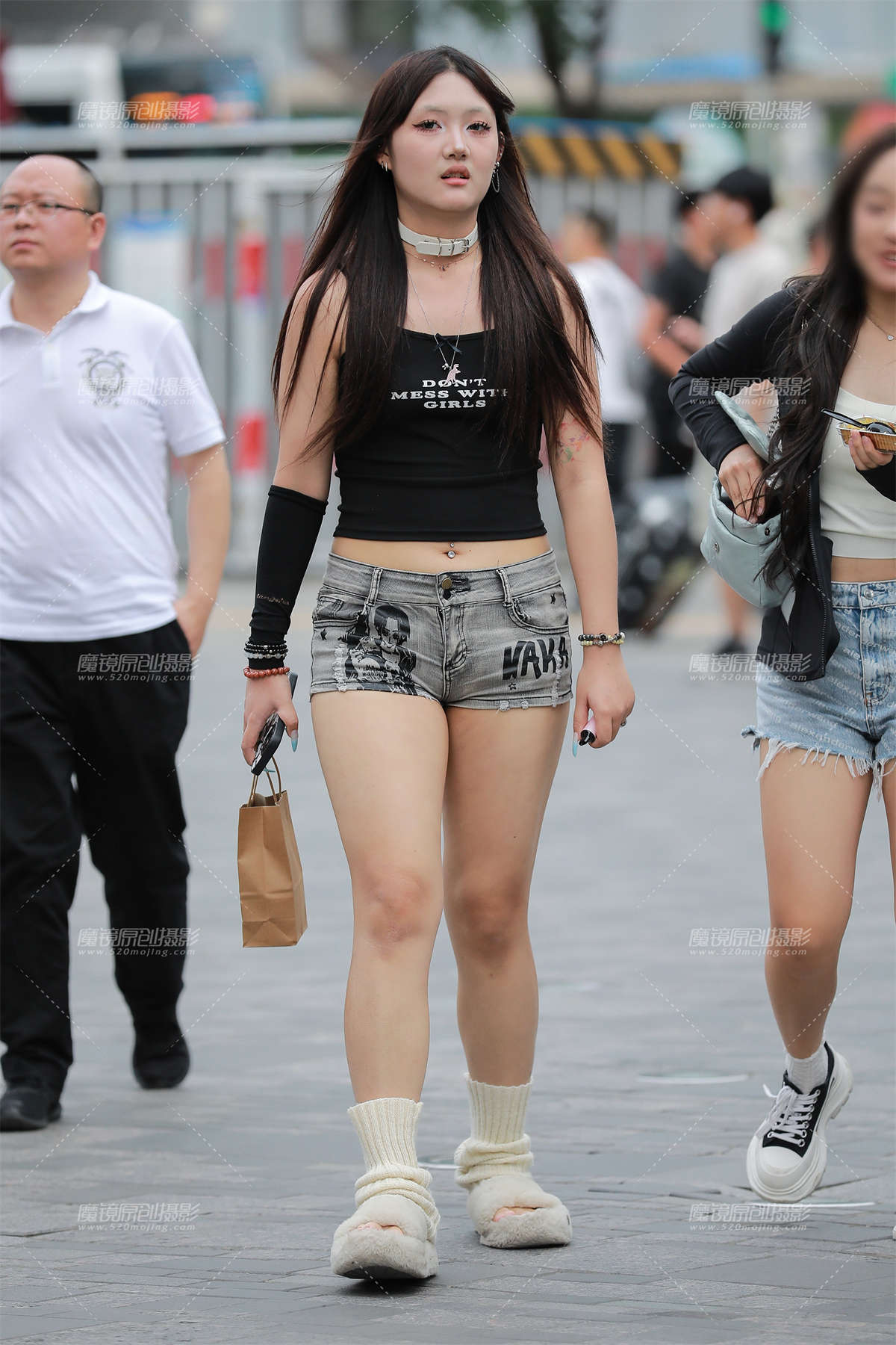 图片[2]-丰韵牛仔热裤美女-日更街拍