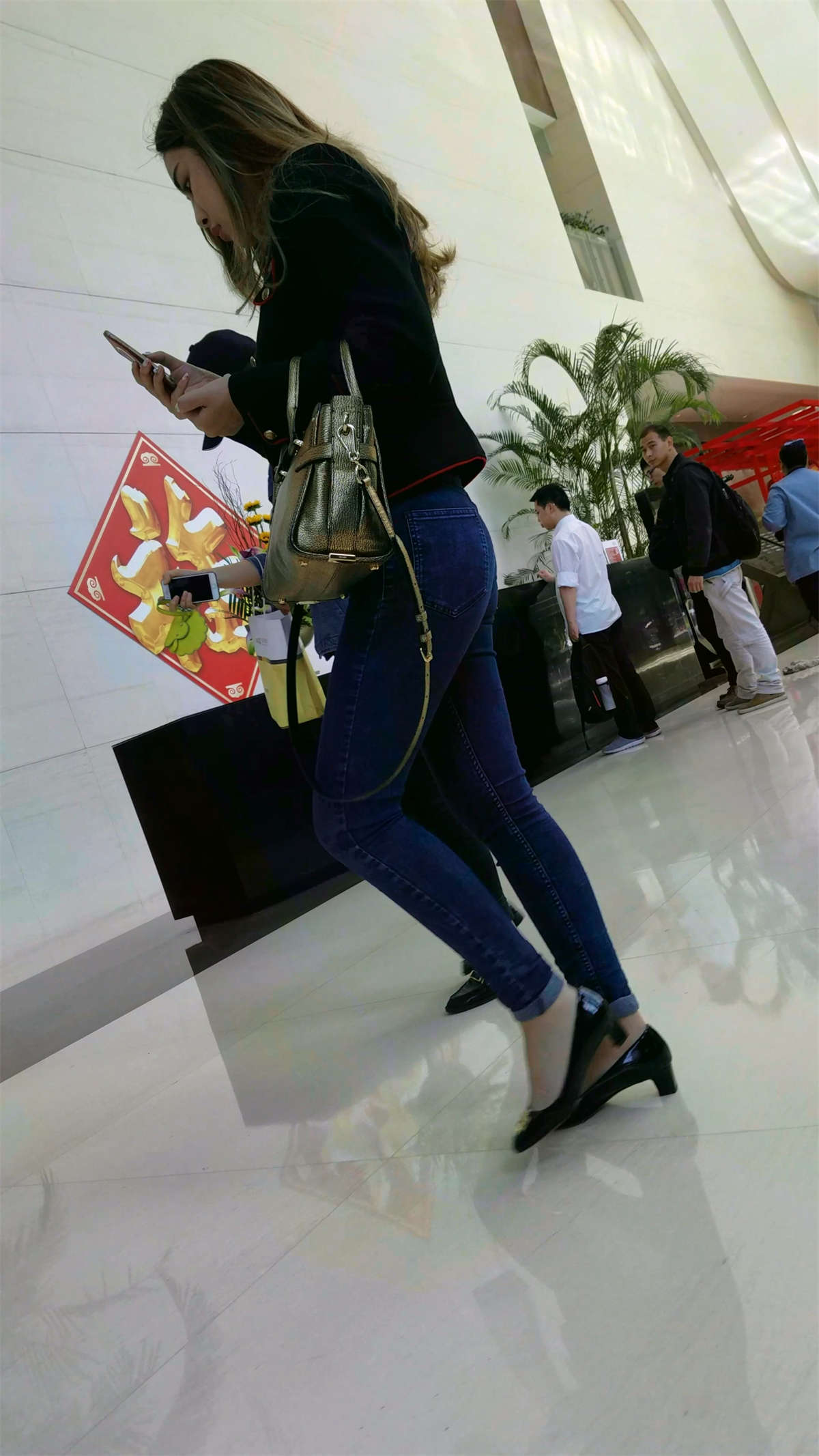 紧身蓝色牛仔裤黑色外套气质街拍美女-日更街拍