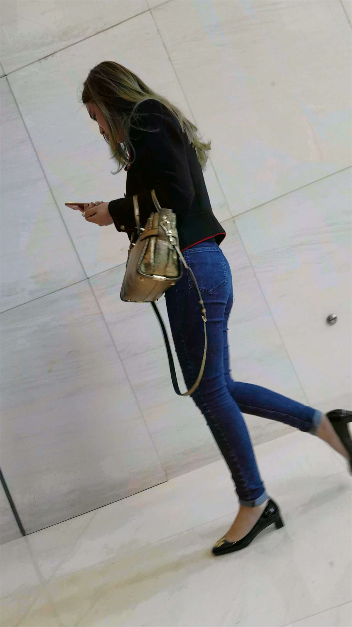 图片[2]-紧身蓝色牛仔裤黑色外套气质街拍美女-日更街拍