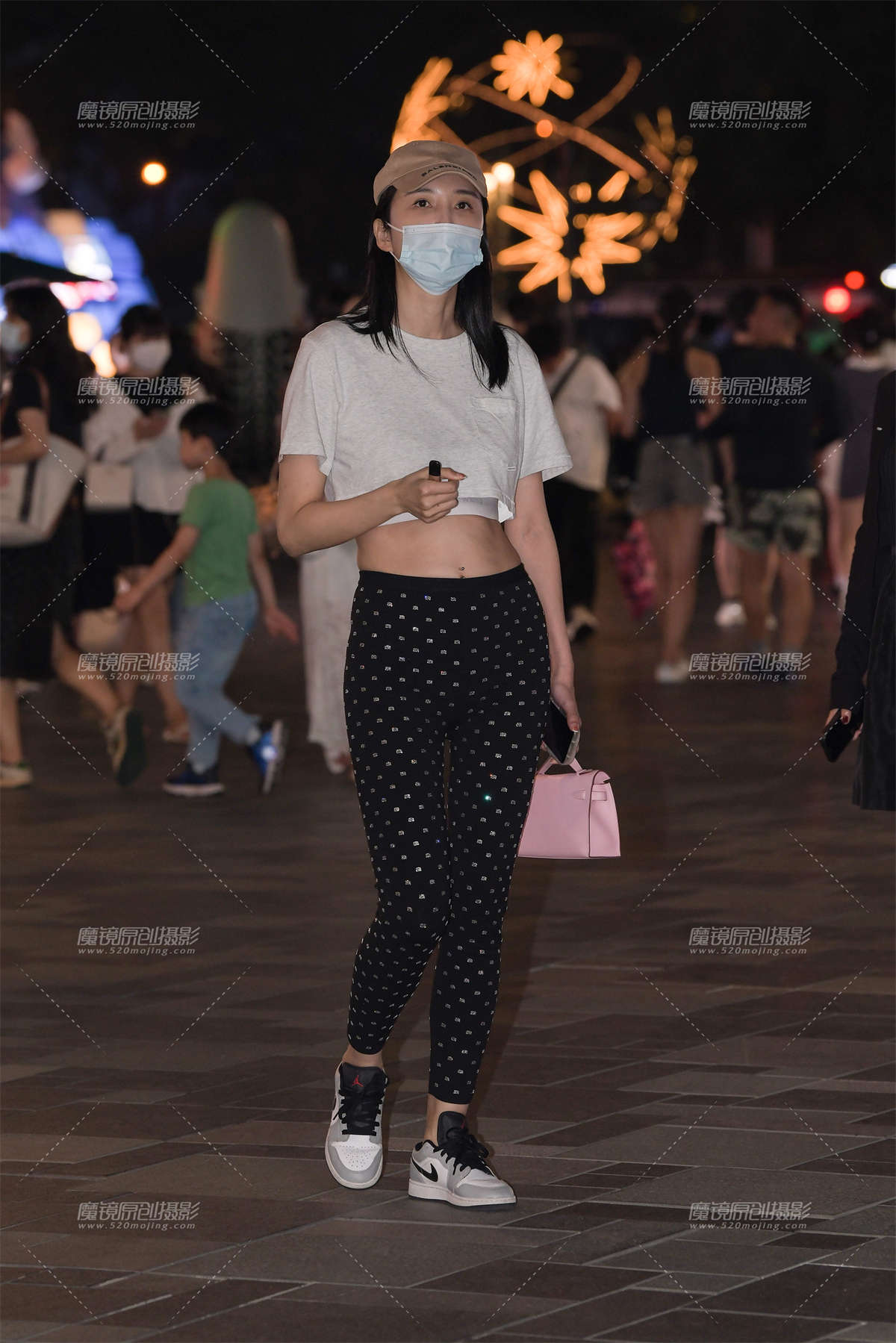 烫钻黑色紧身裤美女-日更街拍