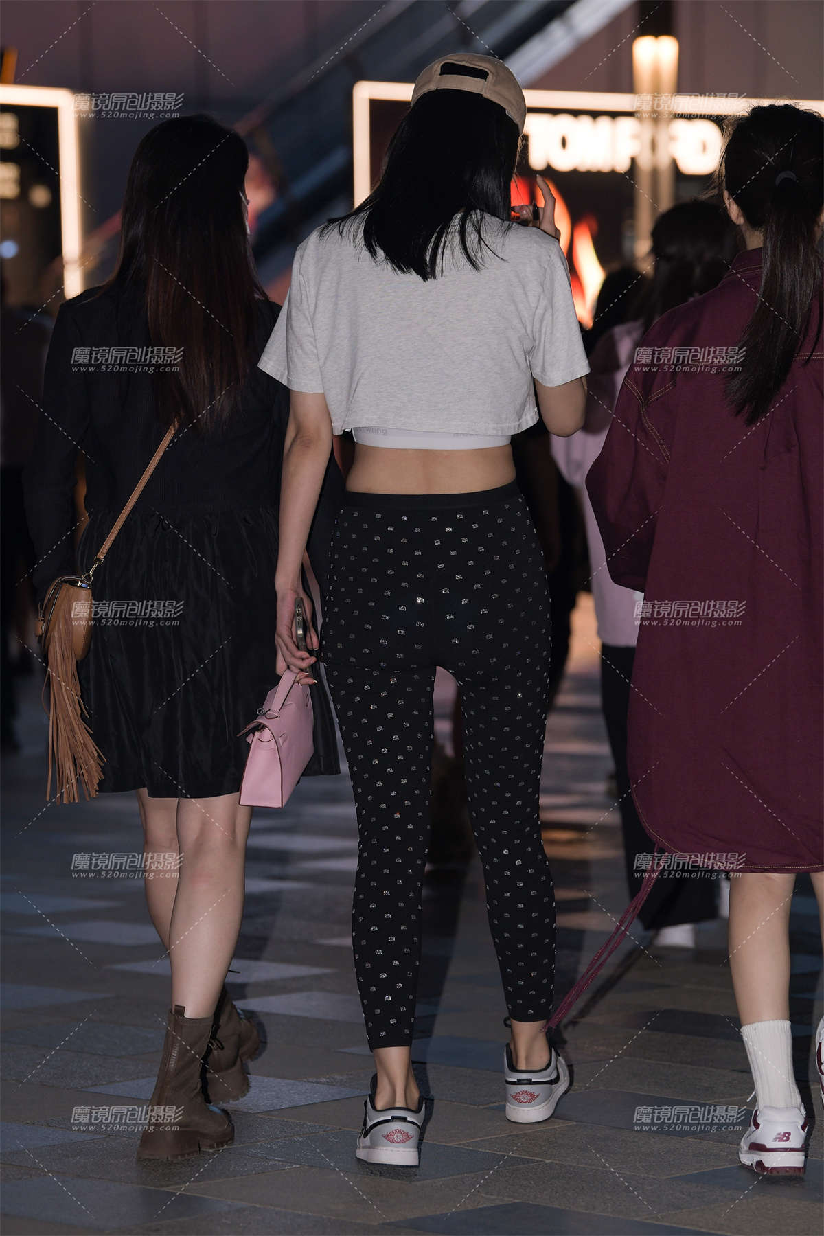 图片[2]-烫钻黑色紧身裤美女-日更街拍