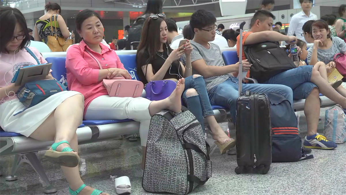 气质长发美女有着一双极美的靓脚-日更街拍