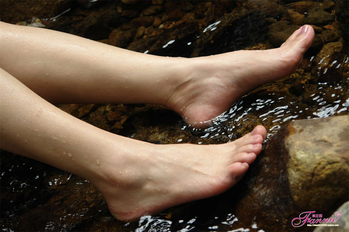 图片[2]-Fannie芬妮美足园NO.858 风含情水含笑-日更街拍