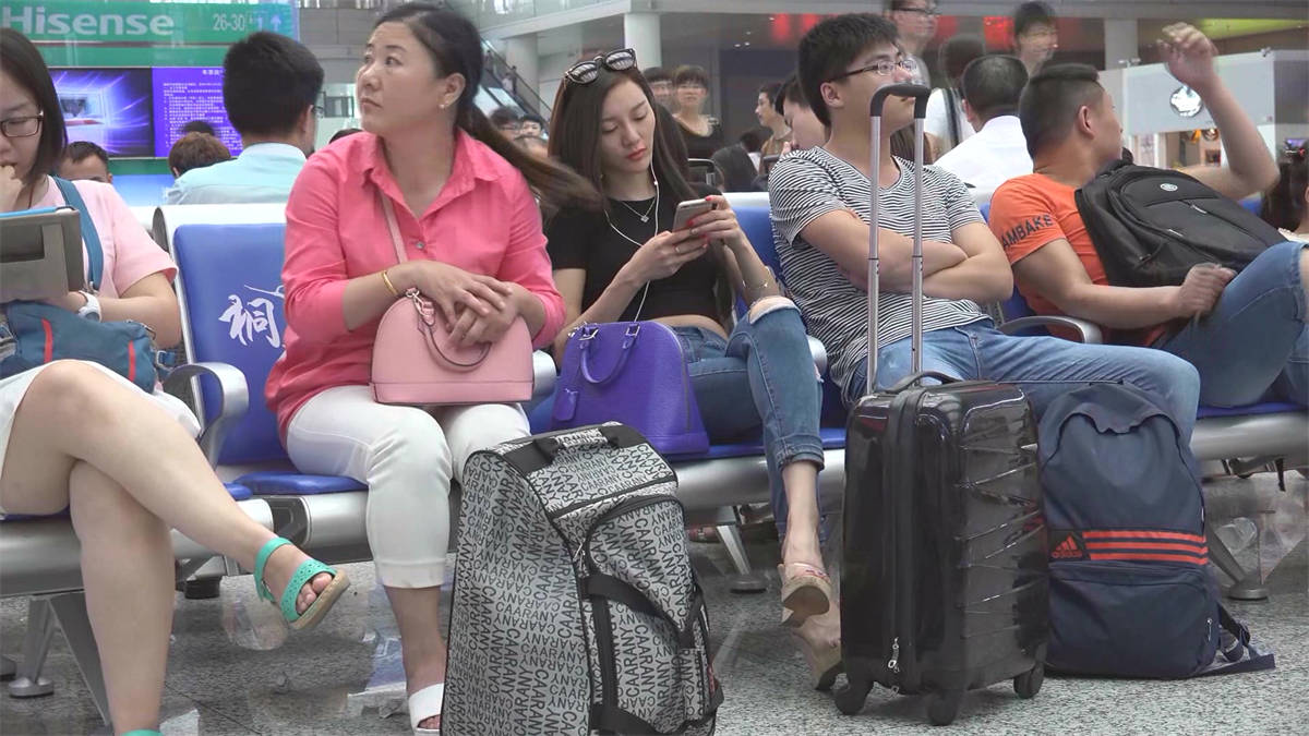 图片[2]-气质长发美女有着一双极美的靓脚-日更街拍