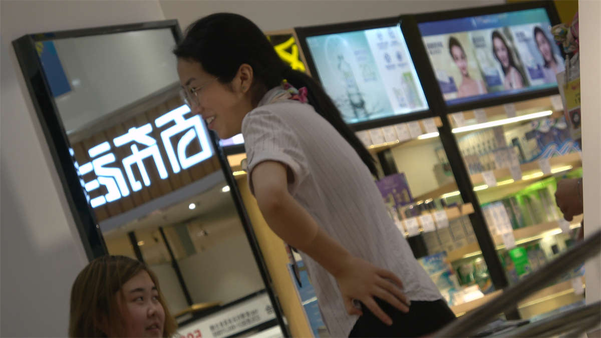 美女销售员的印花丝袜-日更街拍