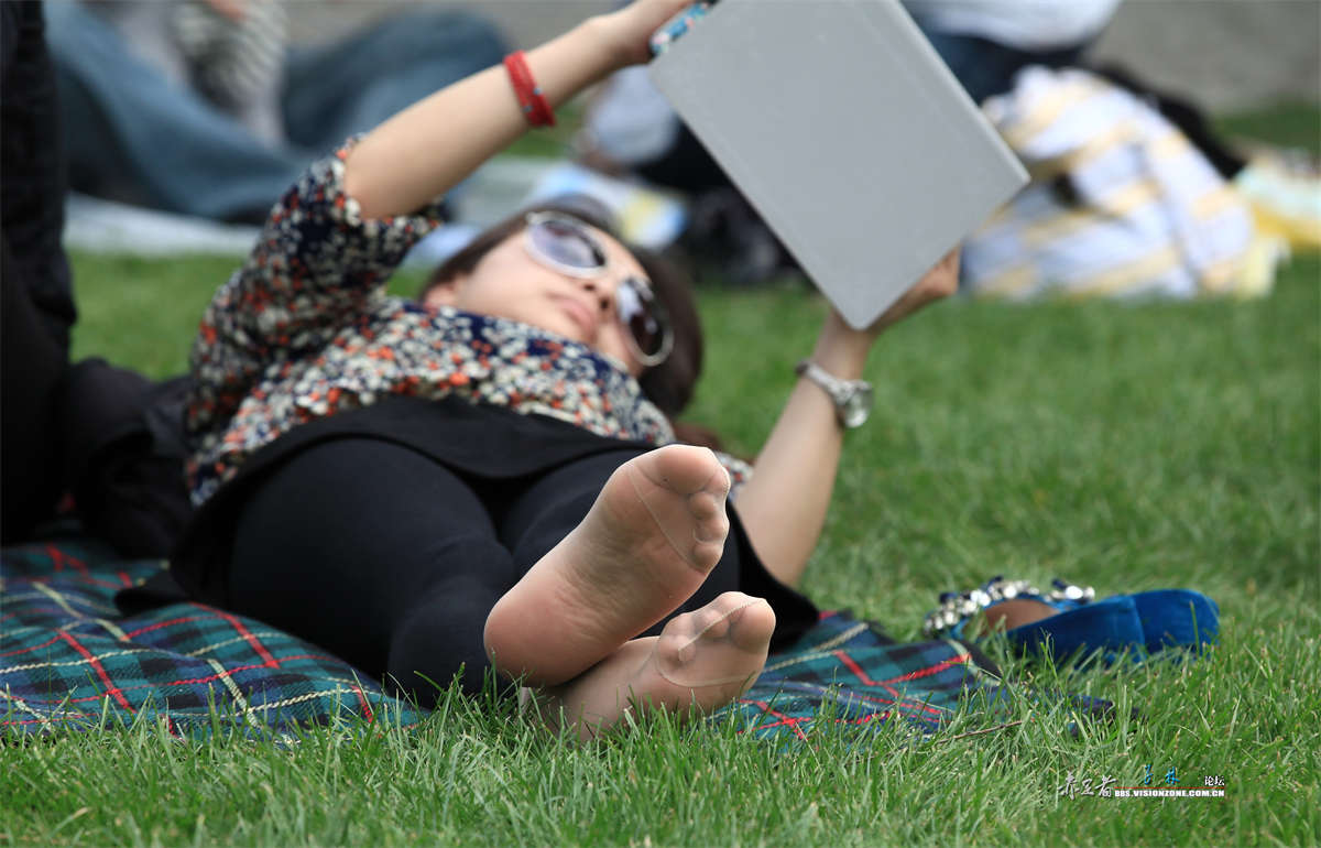 图片[2]-踏青公园街拍系列No.1450 墨镜MM对不断接近的我表示出了好奇-日更街拍