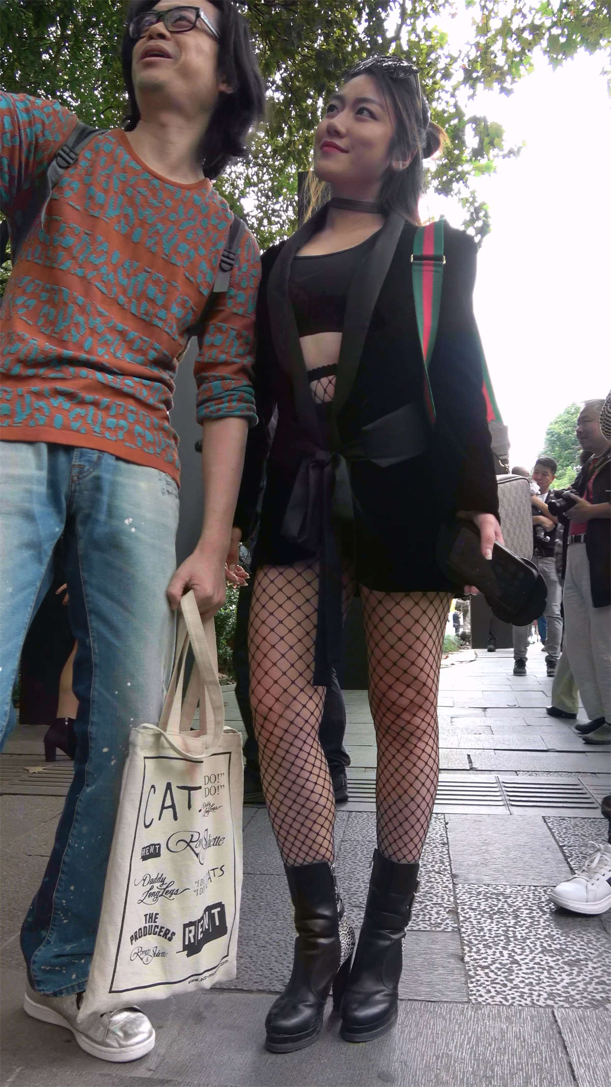 网袜美腿开朗美女笑容美丽-日更街拍