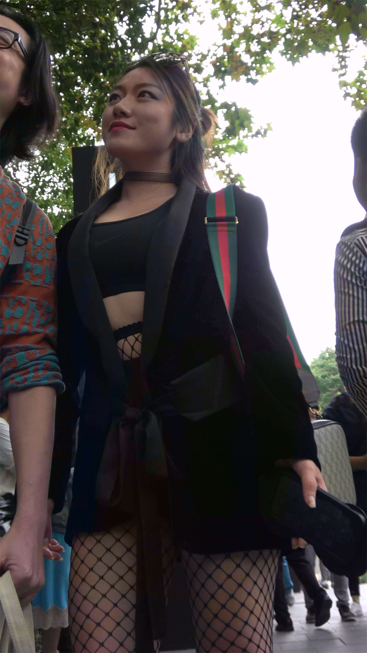 图片[2]-网袜美腿开朗美女笑容美丽-日更街拍