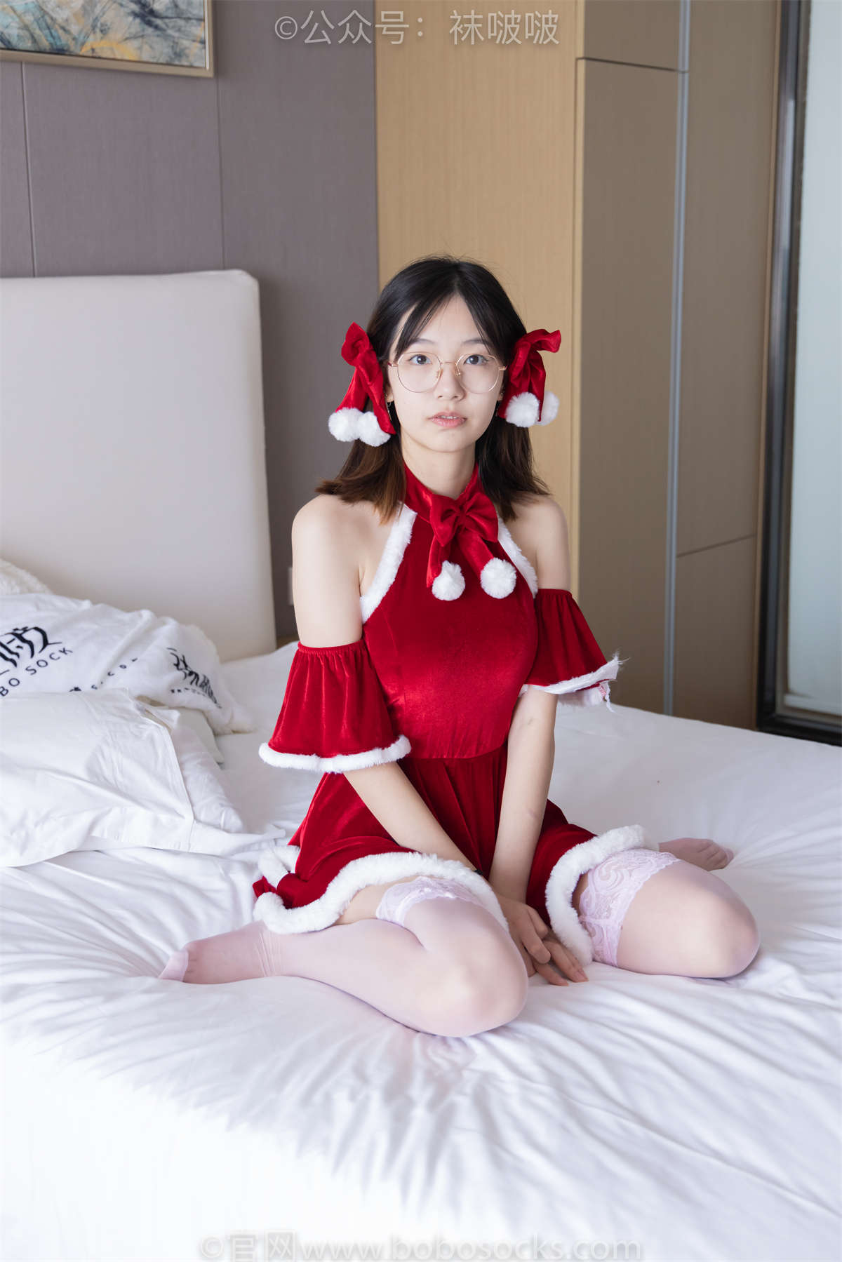 袜啵啵 No.043 小甜豆-圣诞服、平底鞋、高跟鞋、白色渔网…-日更街拍
