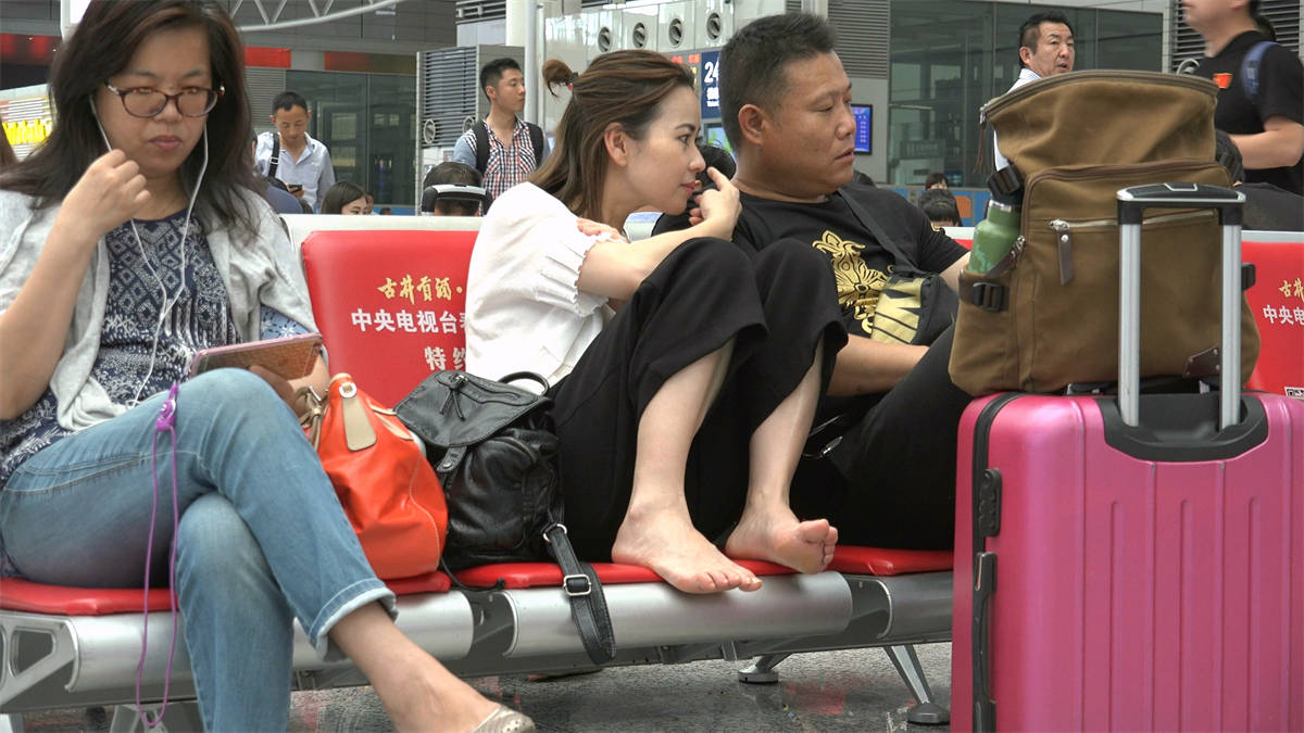 图片[2]-大眼美妇脱鞋上椅，口味略重还带现场抠脚-日更街拍