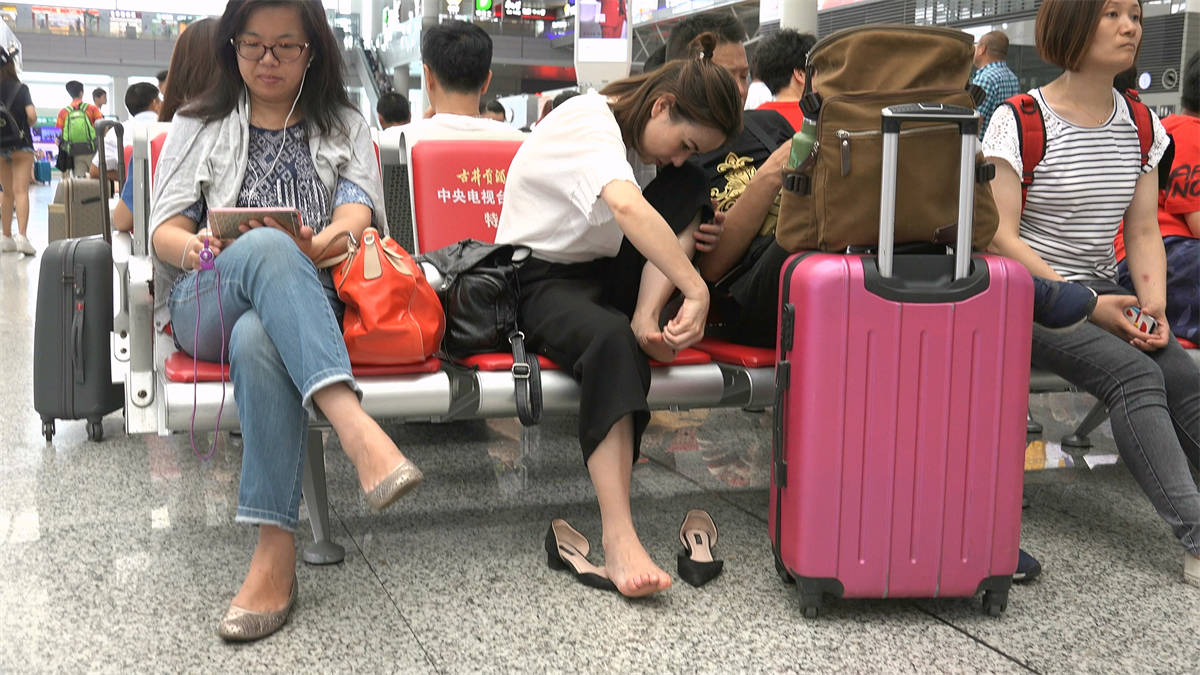 大眼美妇脱鞋上椅，口味略重还带现场抠脚-日更街拍