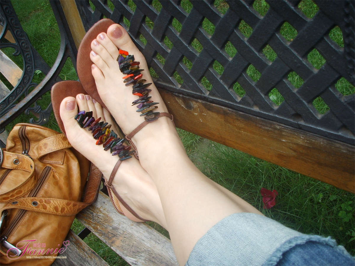 Fannie芬妮美足园NO.859 风起时 勾起无限春光（裸足）-日更街拍