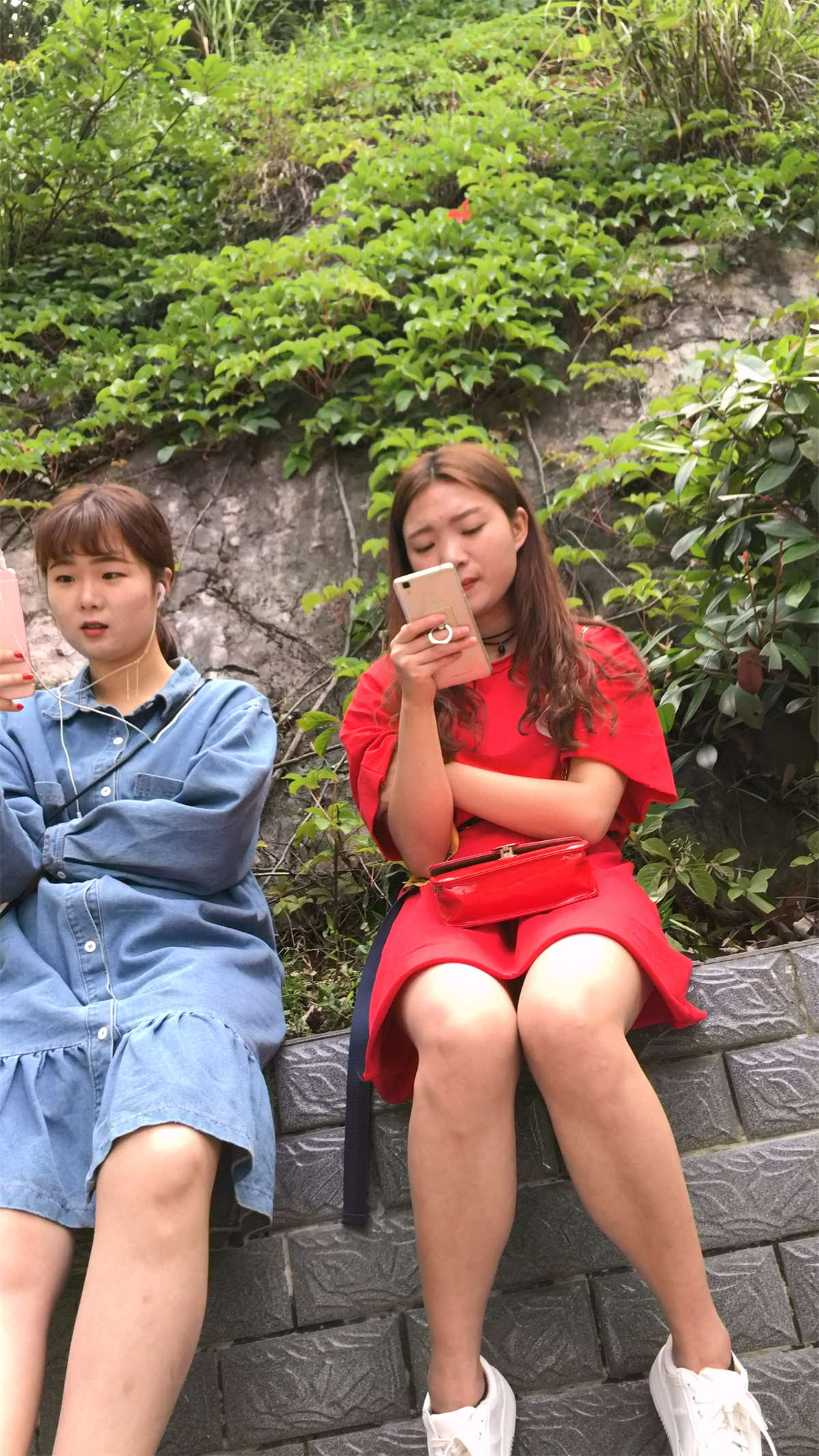 图片[2]-跟姐妹一起等公交的红色连衣裙白鞋甜美气质美女-日更街拍