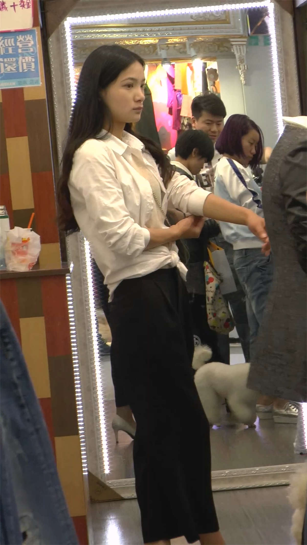 图片[2]-鞋店漂亮的美眉试鞋-日更街拍