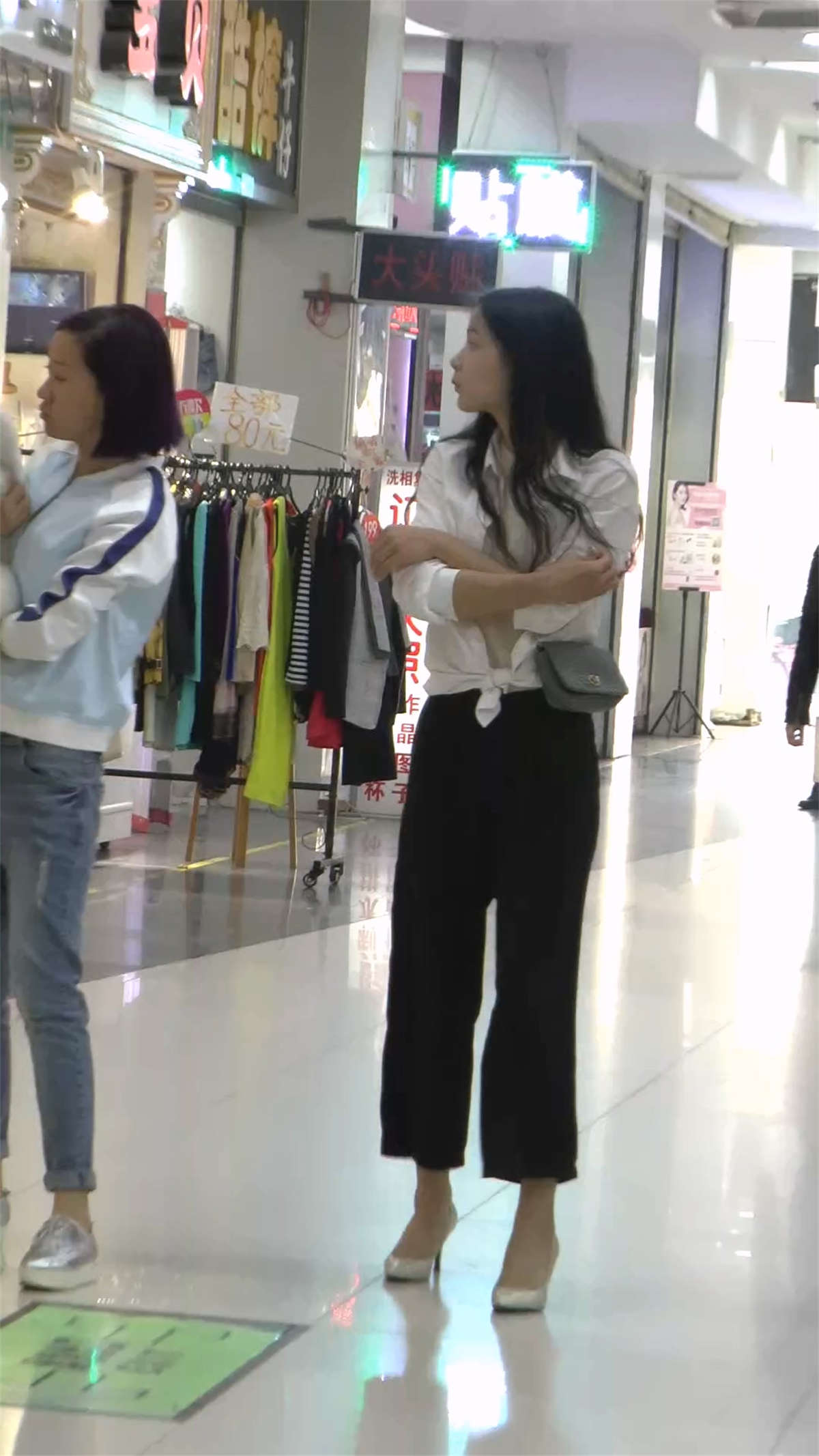 鞋店漂亮的美眉试鞋-日更街拍