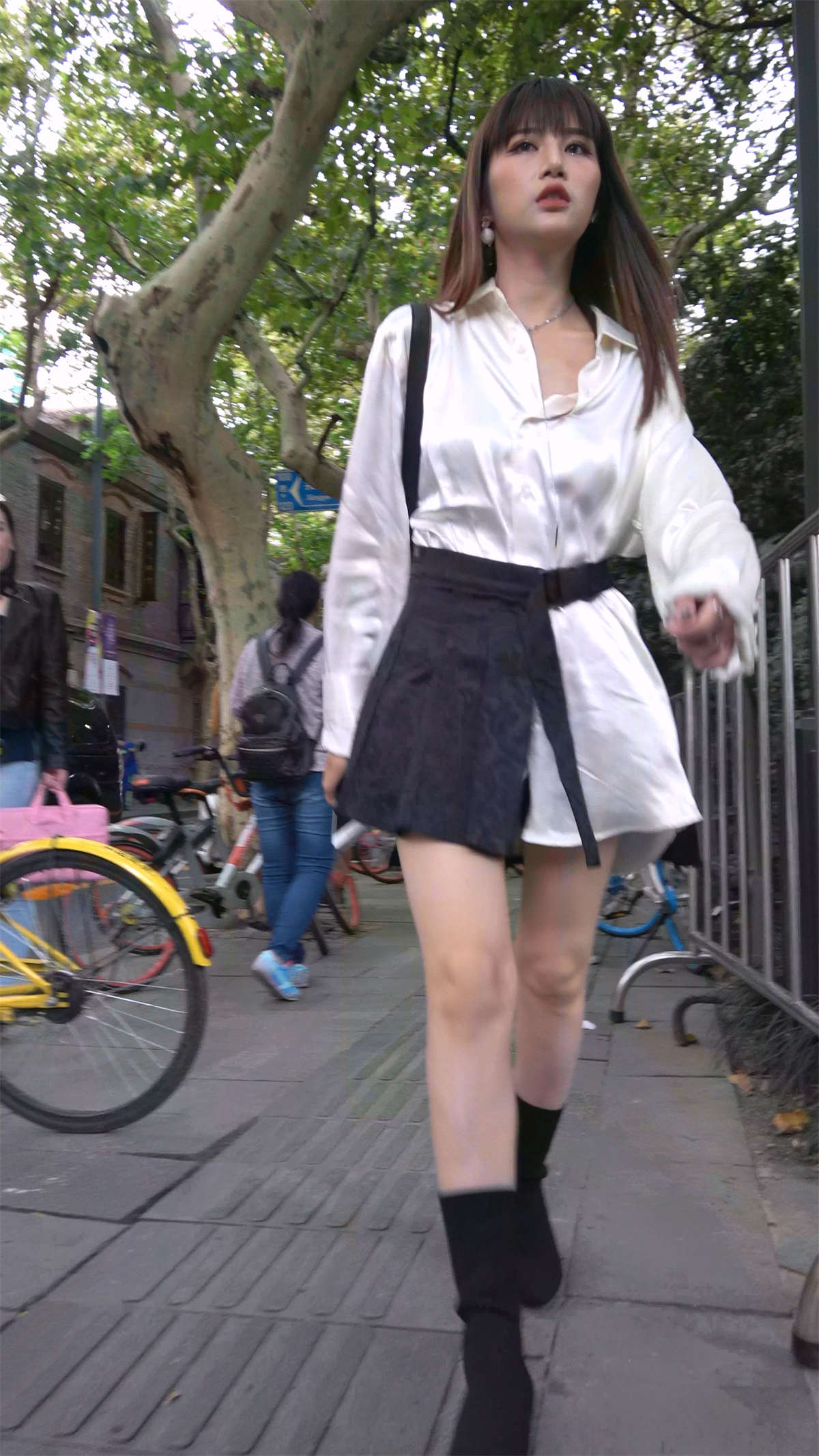 性感美腿白裙高跟女-日更街拍