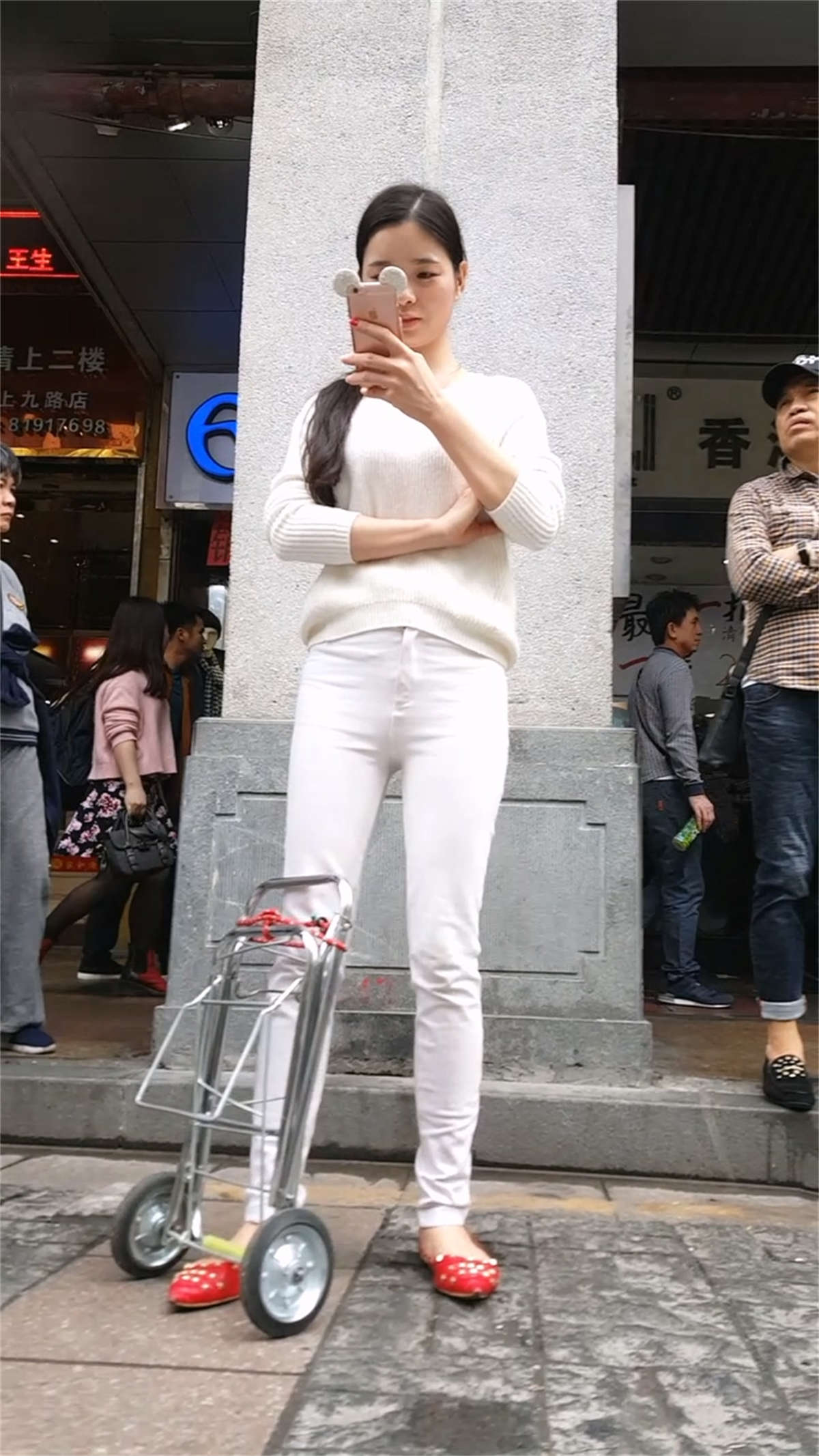 白色的牛仔蓝漂亮的美女-日更街拍