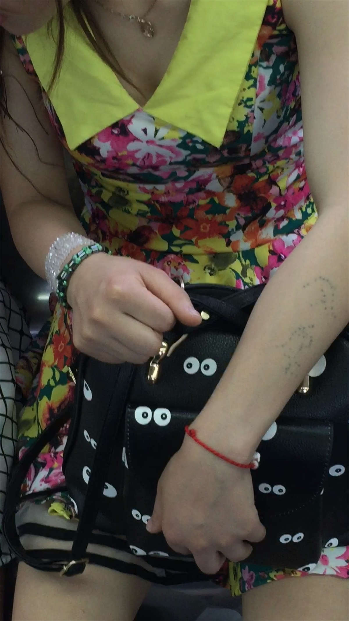 图片[2]-漂亮妹子波涛汹涌，胸器诱惑-日更街拍