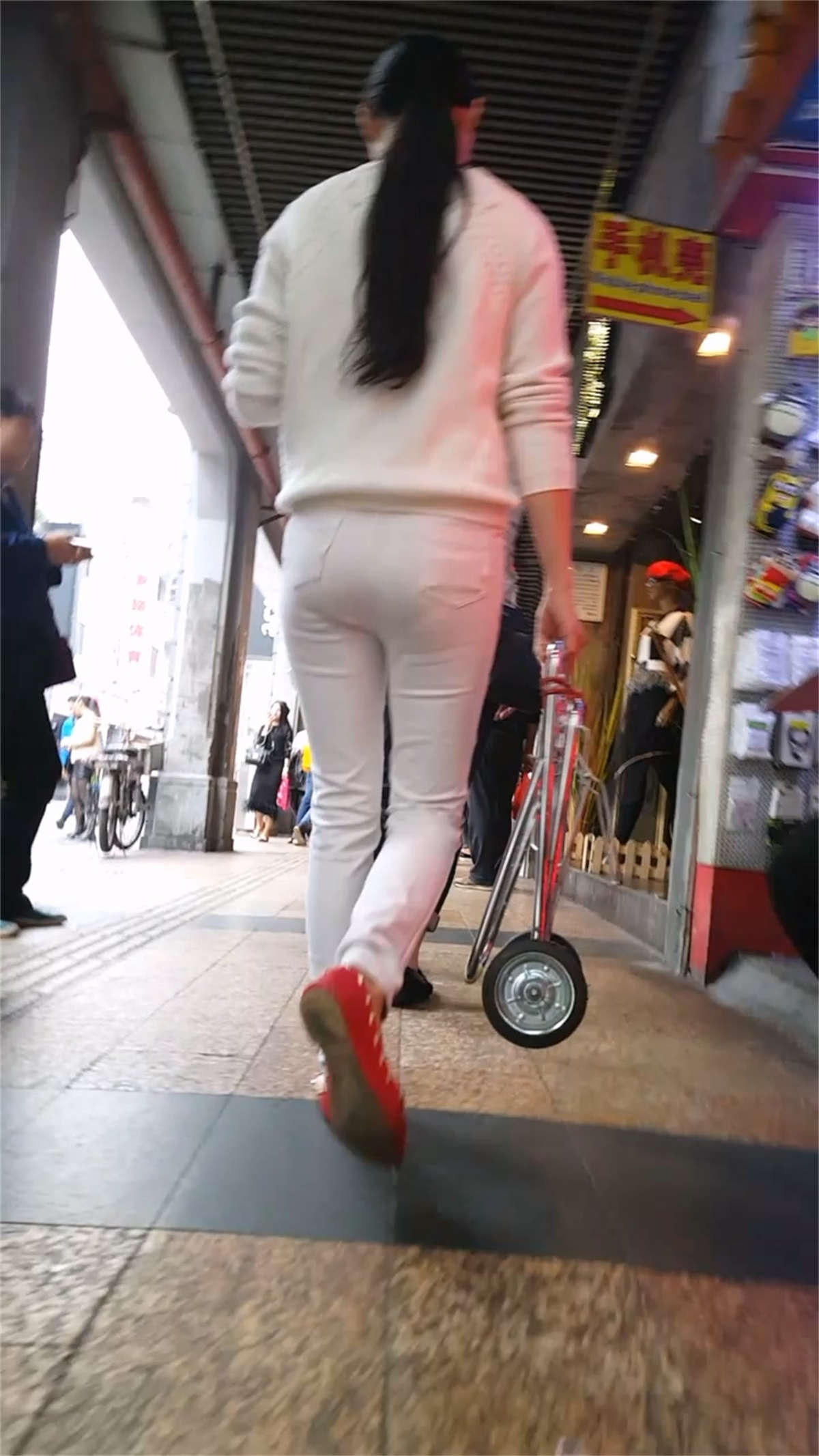 图片[2]-白色的牛仔蓝漂亮的美女-日更街拍