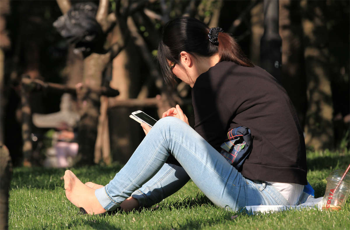 踏青公园街拍系列No.1451 墨镜气质少妇的丝足阅读时光-日更街拍