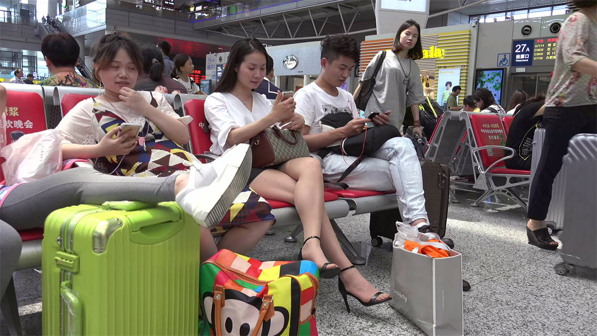 图片[2]-惊不惊喜，意不意外？一双薄到极致的透明长丝差点晃了我的眼-日更街拍