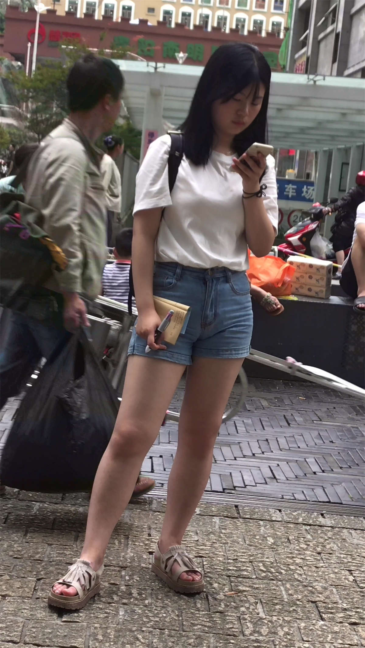 街拍打电话的高腰牛仔热裤肉肉女孩-日更街拍