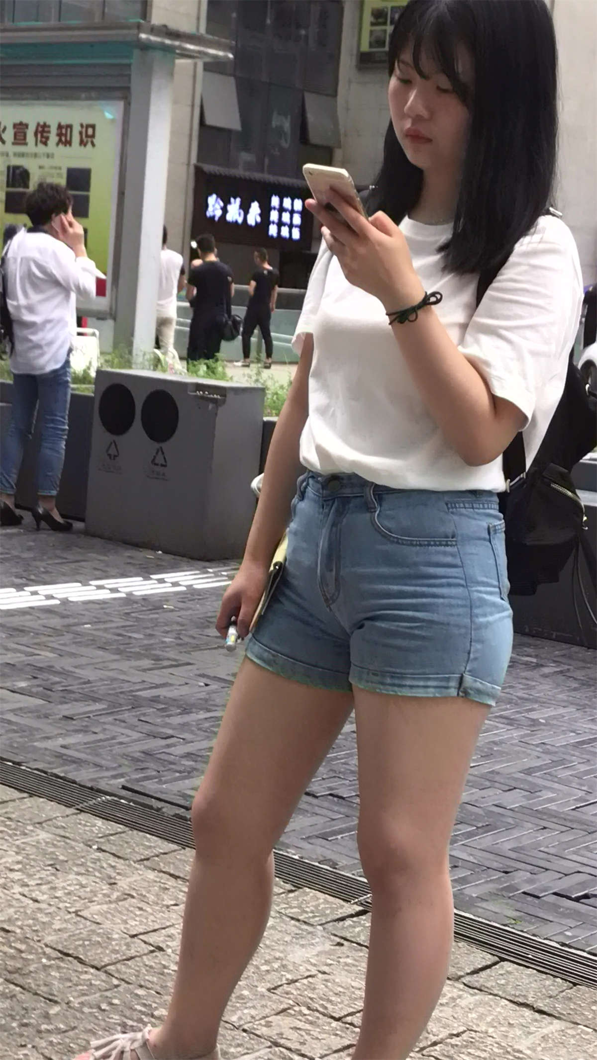 图片[2]-街拍打电话的高腰牛仔热裤肉肉女孩-日更街拍