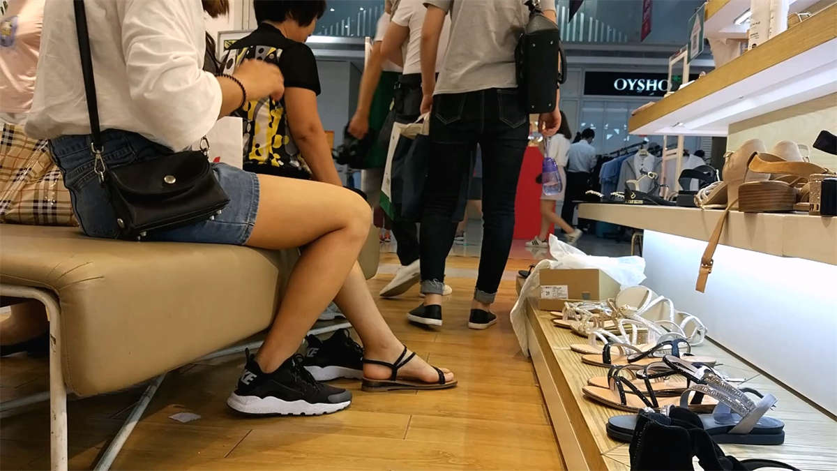 图片[2]-鞋店试鞋的丝袜牛仔包臀裙小美女-日更街拍