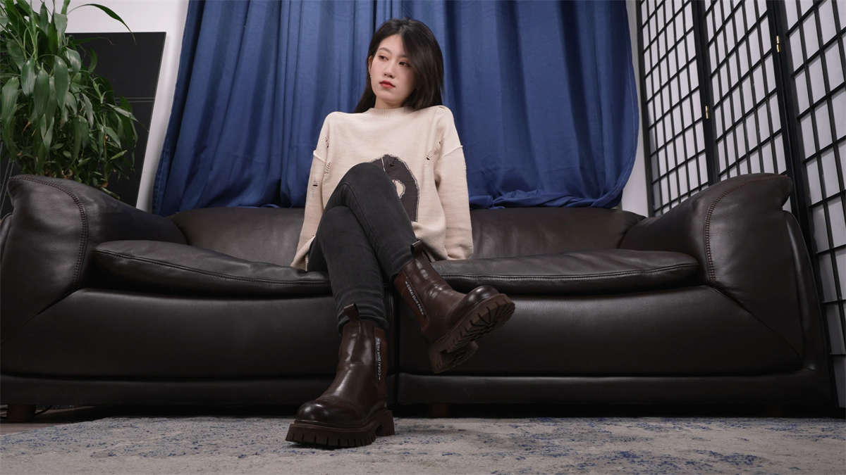 Sexy Asian Girls Feet Vol.067 小美女吴花果展示皱摺嫩脚-日更街拍