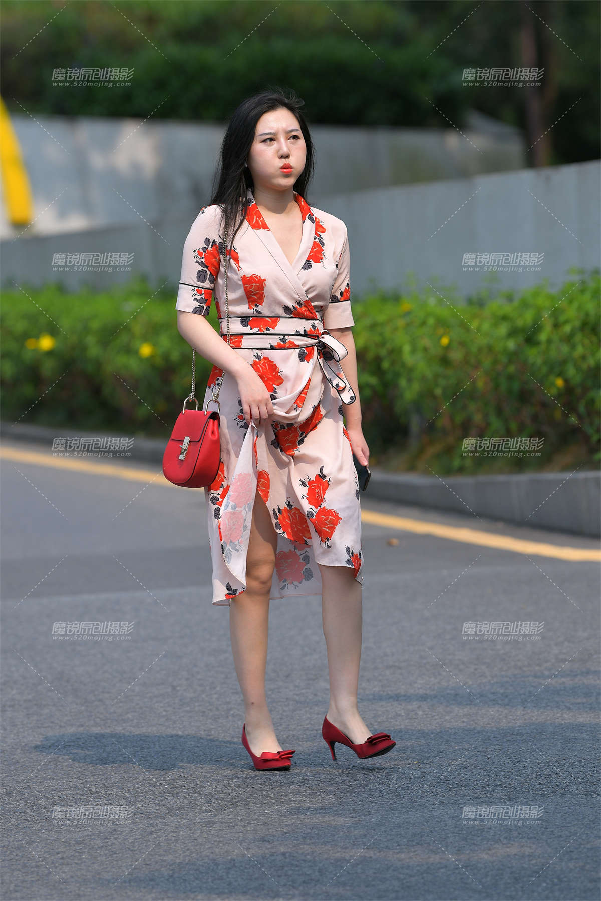 看得出这位美女很热了-日更街拍