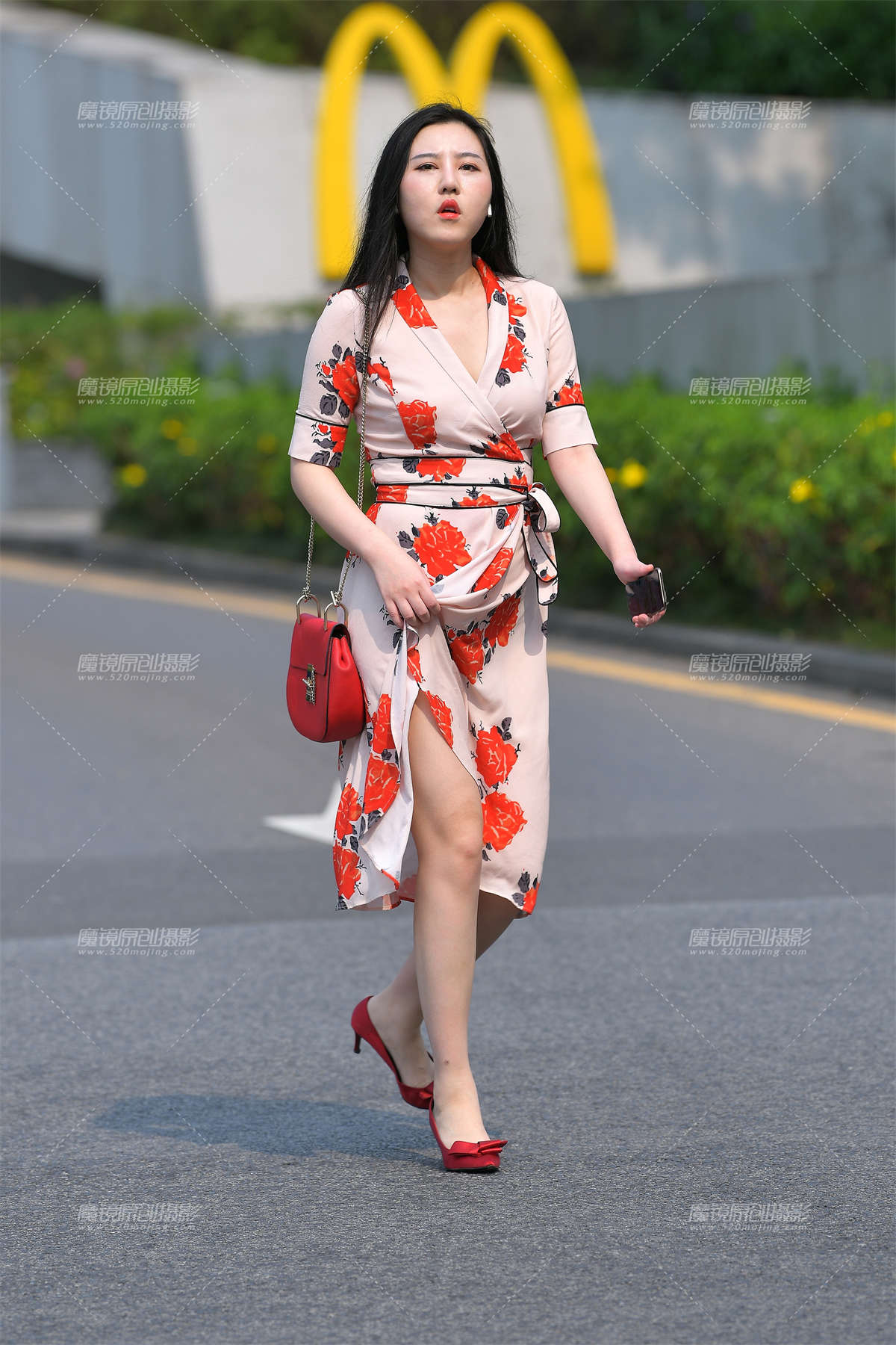 图片[2]-看得出这位美女很热了-日更街拍