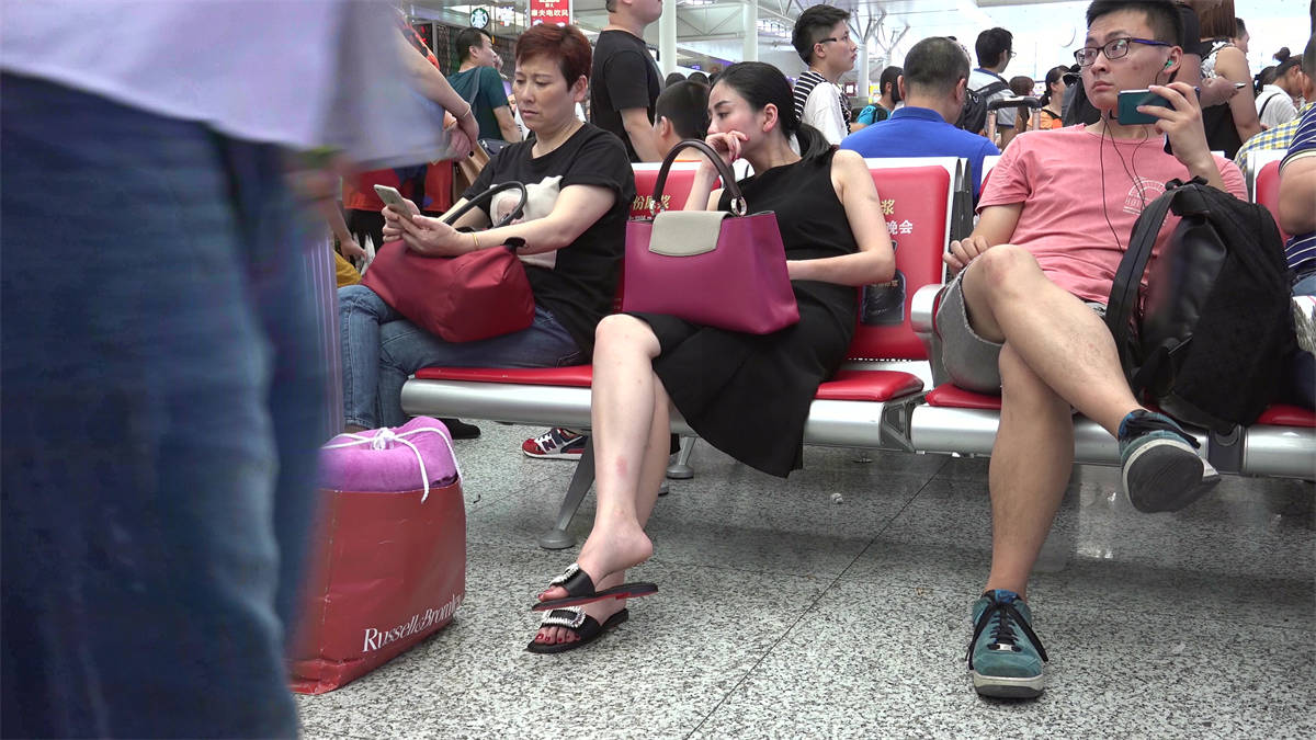 娇媚女人风情万种，一只艳足把凉拖玩的飞起插图1