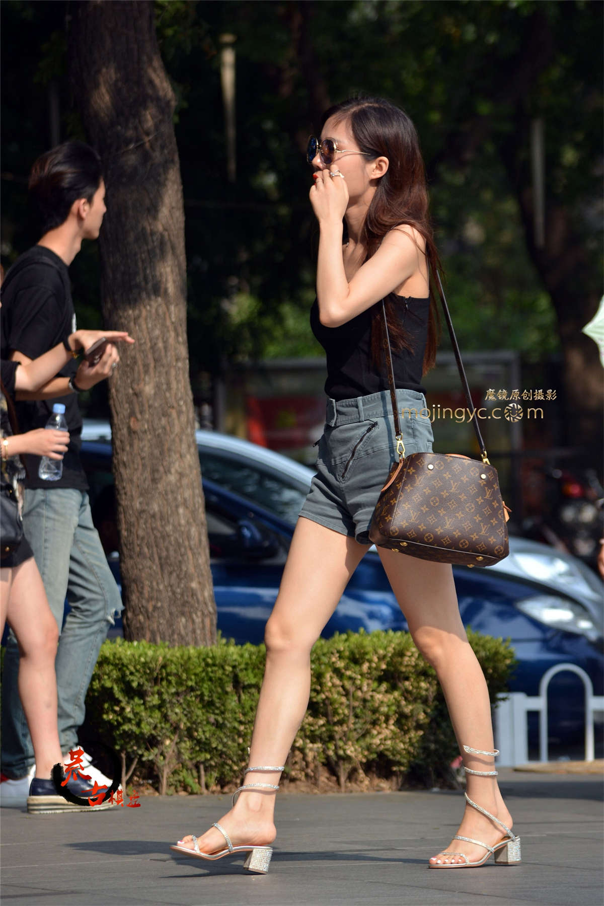 图片[2]-11-13 牛仔热裤大美腿-日更街拍